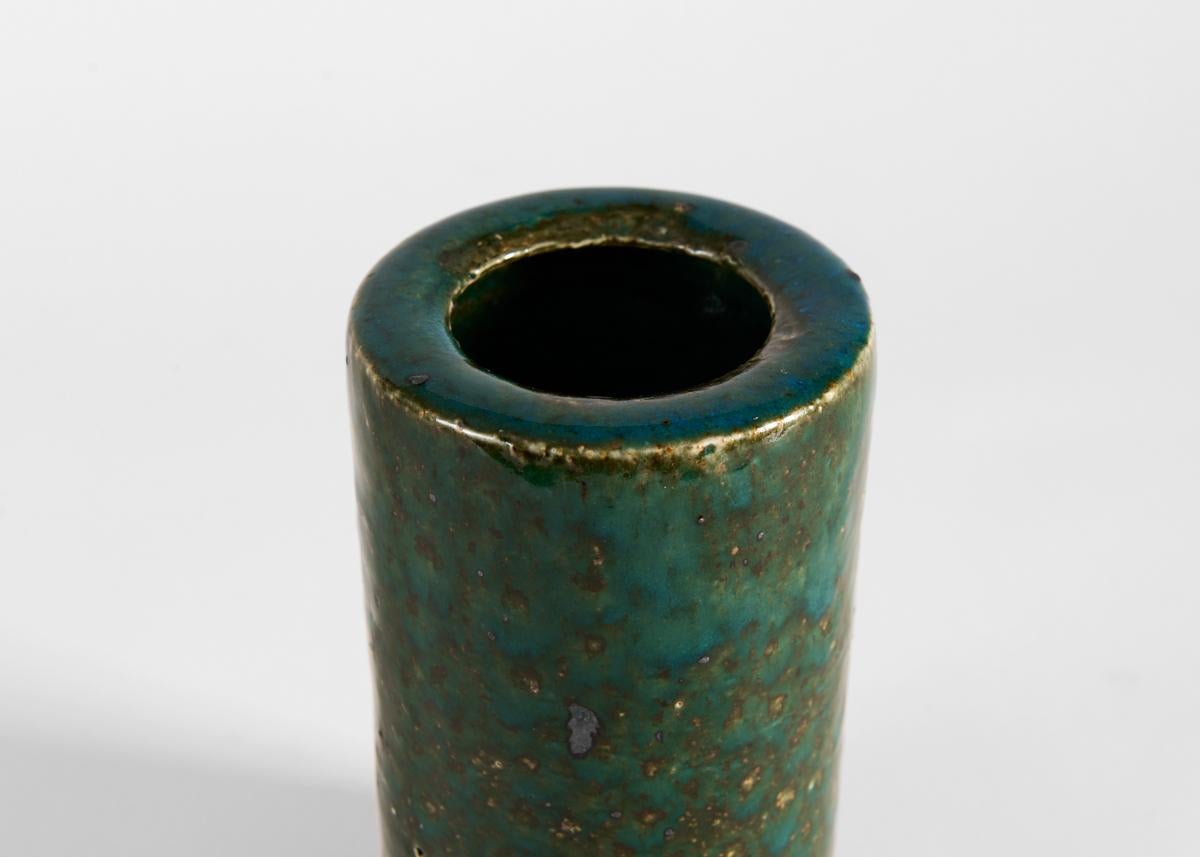 Un vase du milieu du siècle magnifiquement émaillé, exécuté par Marianne Westman pour la vénérable firme suédoise de céramique Rorstrand.

Signé.