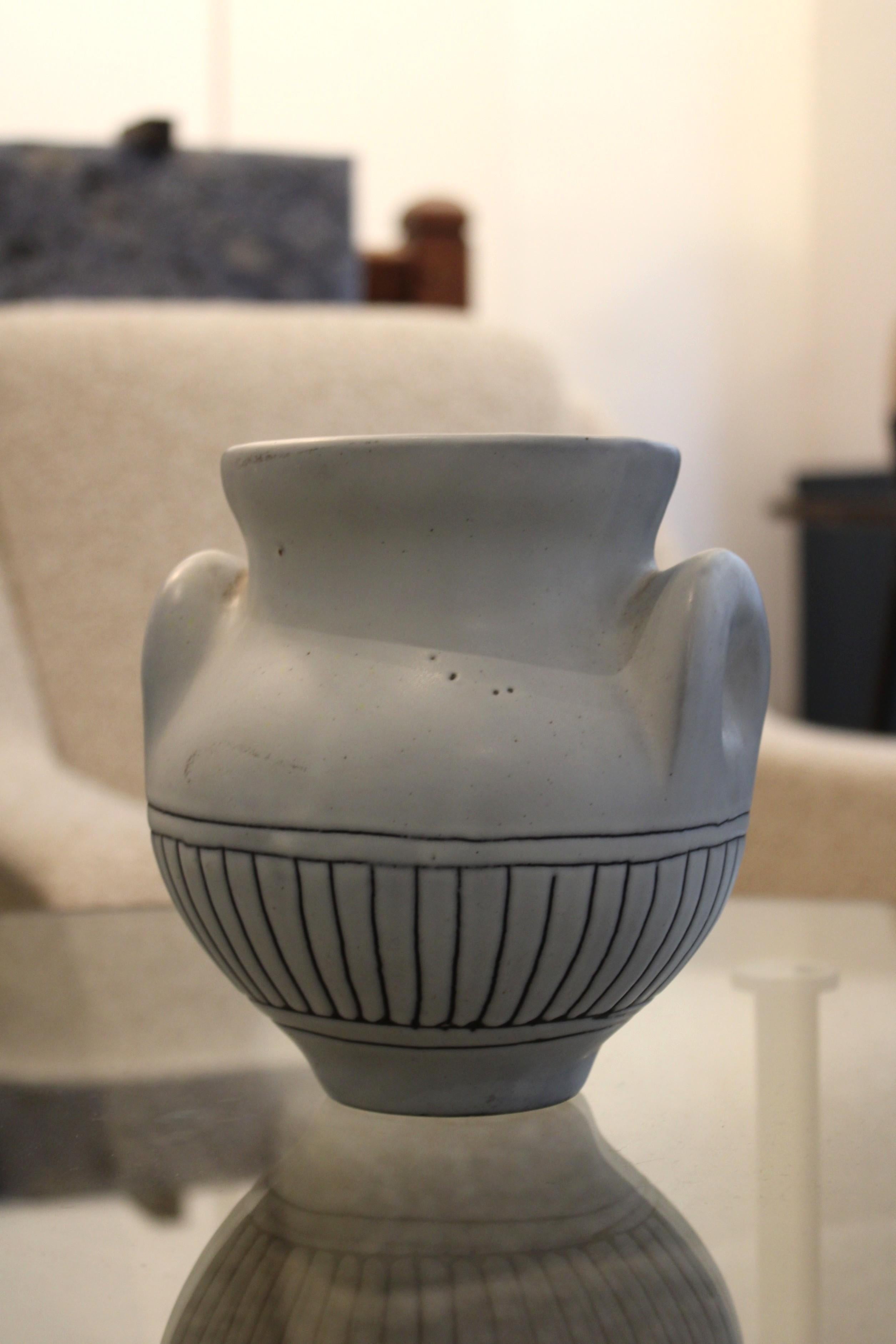 Roger Capron (1922-2006) 
Vase en céramique émaillée 