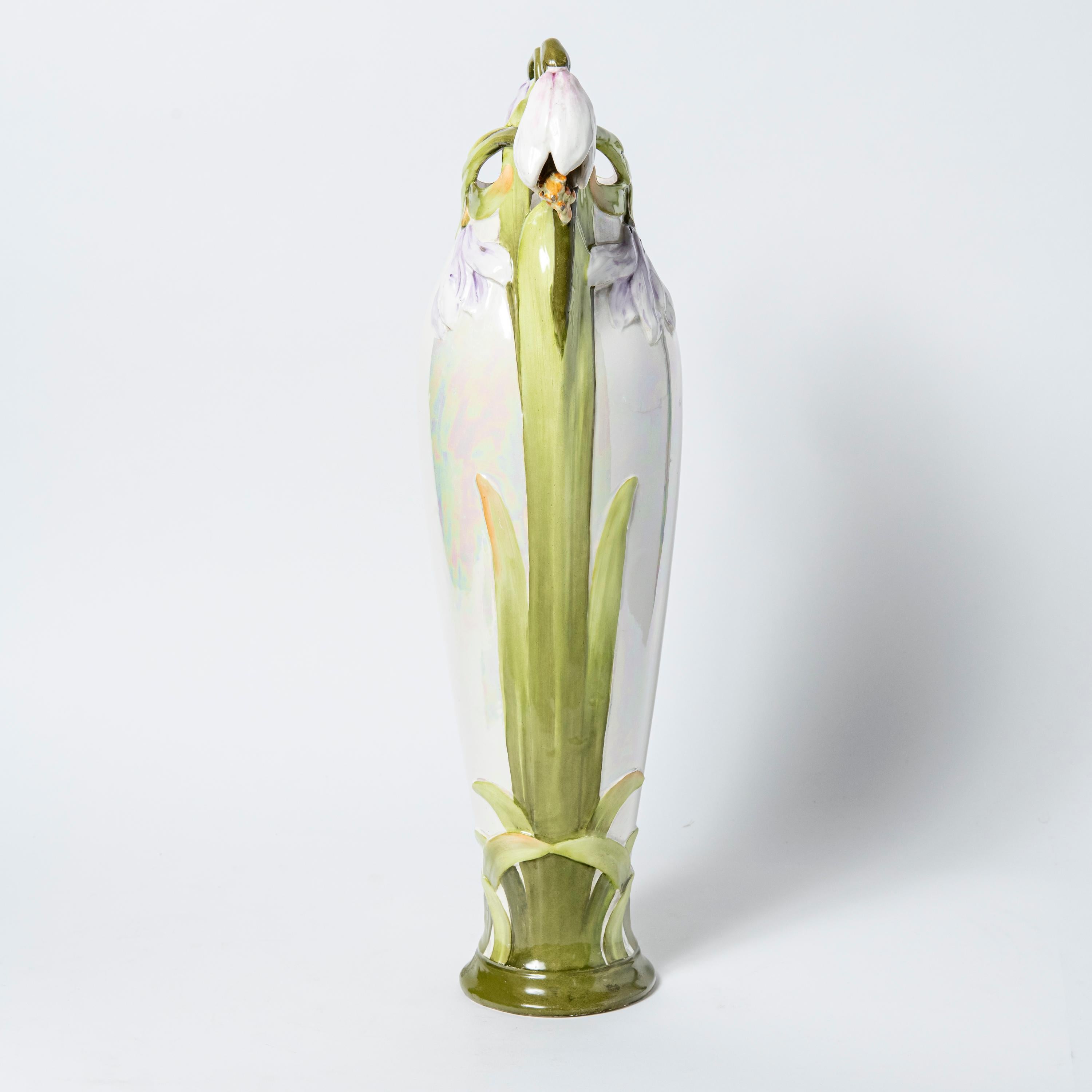 Vernissé  Vase en céramique émaillée, période Art nouveau, France, début du 20e siècle. en vente