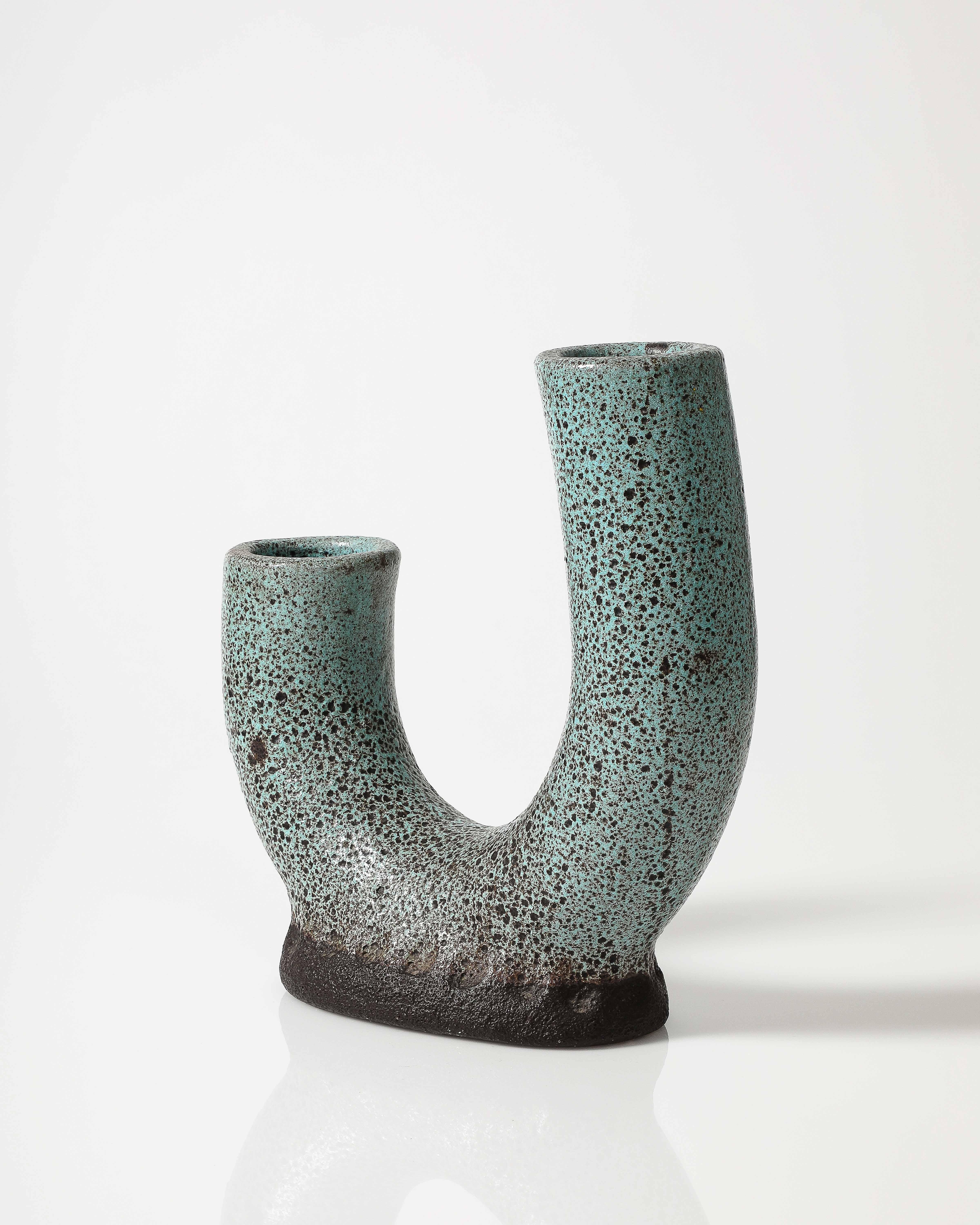 Vase en céramique émaillée, par Accolay, France, vers 1960 Excellent état - En vente à New York City, NY