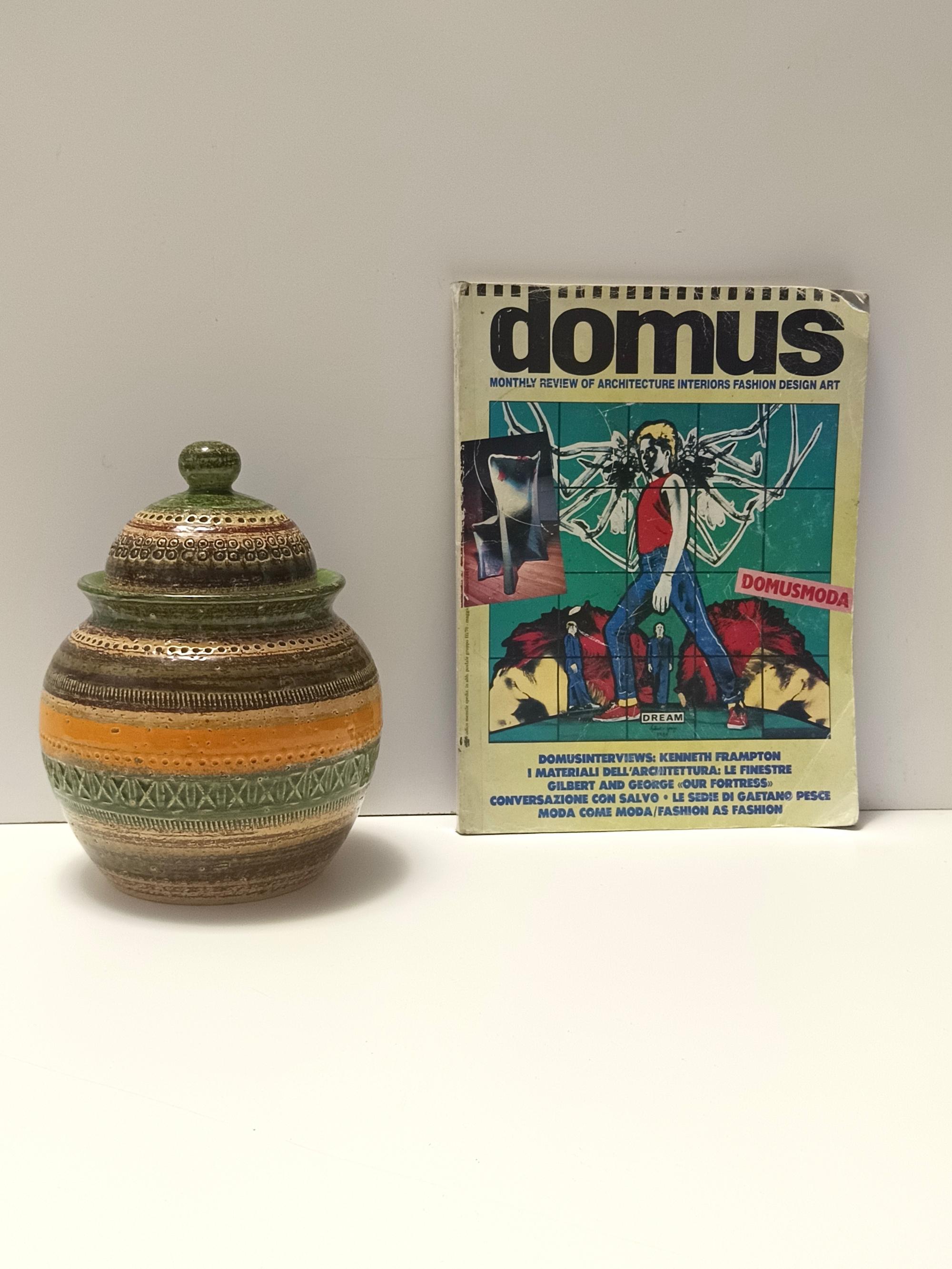 Realizzato in Italia da Aldo Londi per Bitossi e Ceramiche Paoli, anni '60. 
Si tratta di un bellissimo vaso italiano di metà secolo con coperchio, realizzato dal famoso designer Aldo Londi per le Ceramiche Paoli di Montelupo Fiorentino.  