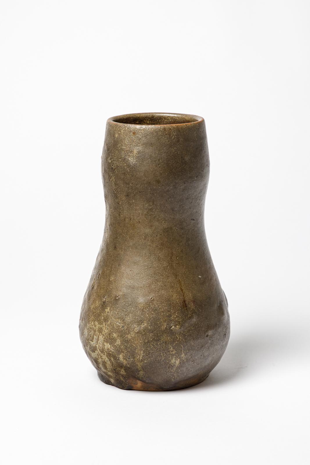Vase aus glasierter Keramik von Roger Jacques. 
Künstlersignatur unter dem Sockel. Circa 1960.
H : 8,7 x 4,3 Zoll.
