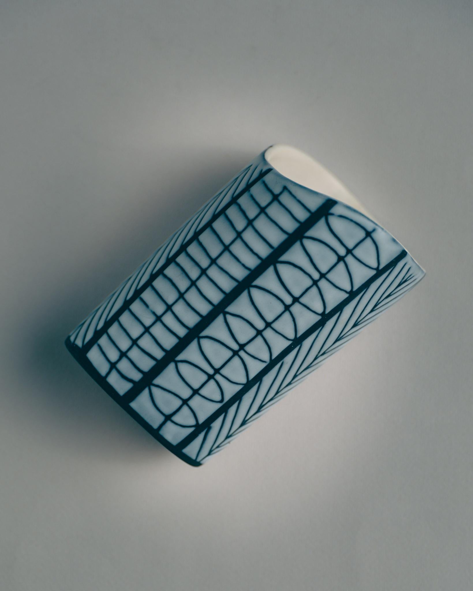 Vase en céramique émaillée du designer Roger Capron (1922-2006), datant des années 1960. Whiting présente une décoration de style sgraffite en noir et blanc. Le vase est signé 