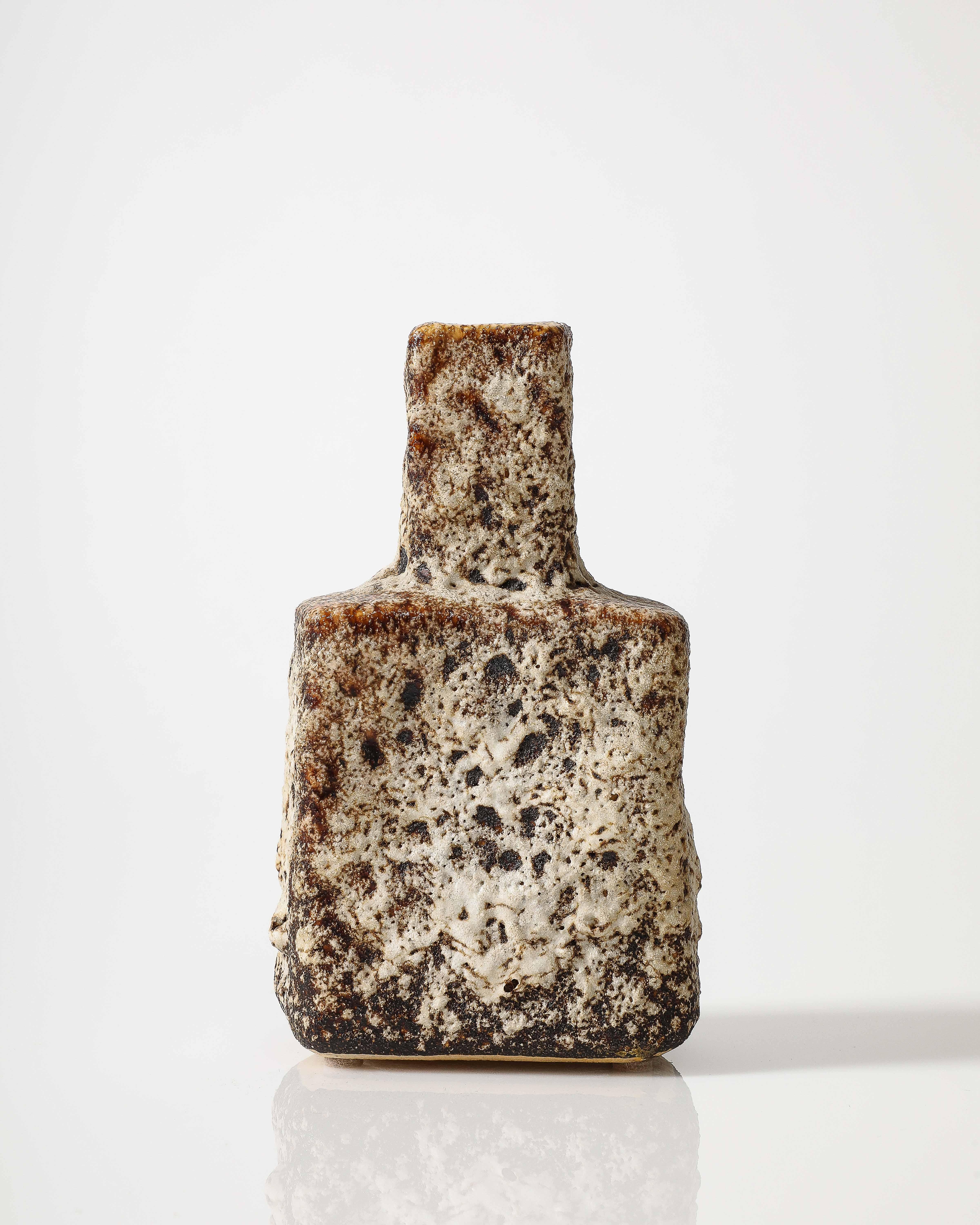 Petit vase en céramique émaillée.