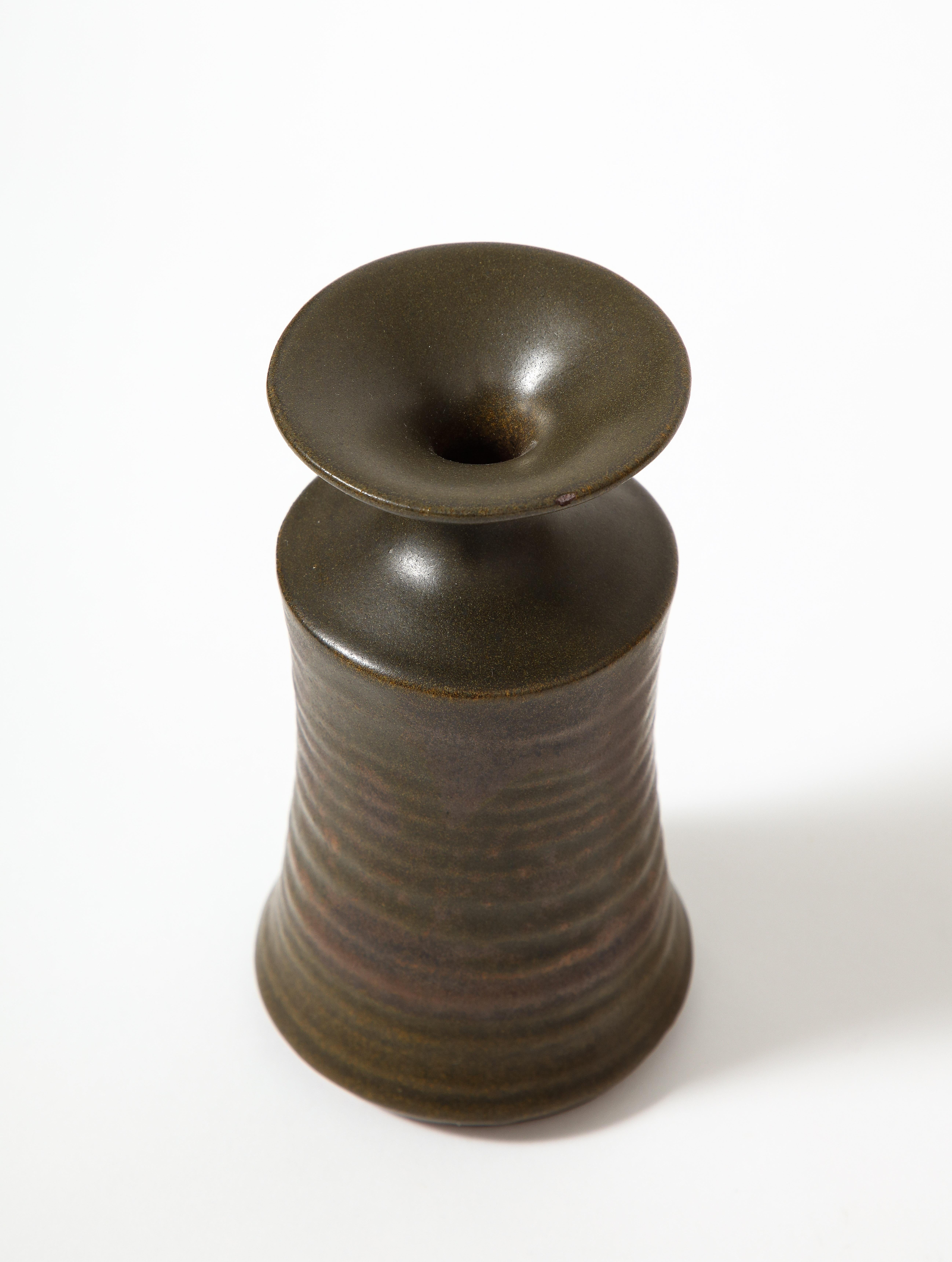 Vase simple en céramique émaillée, dans le style de Stig Lindberg. 