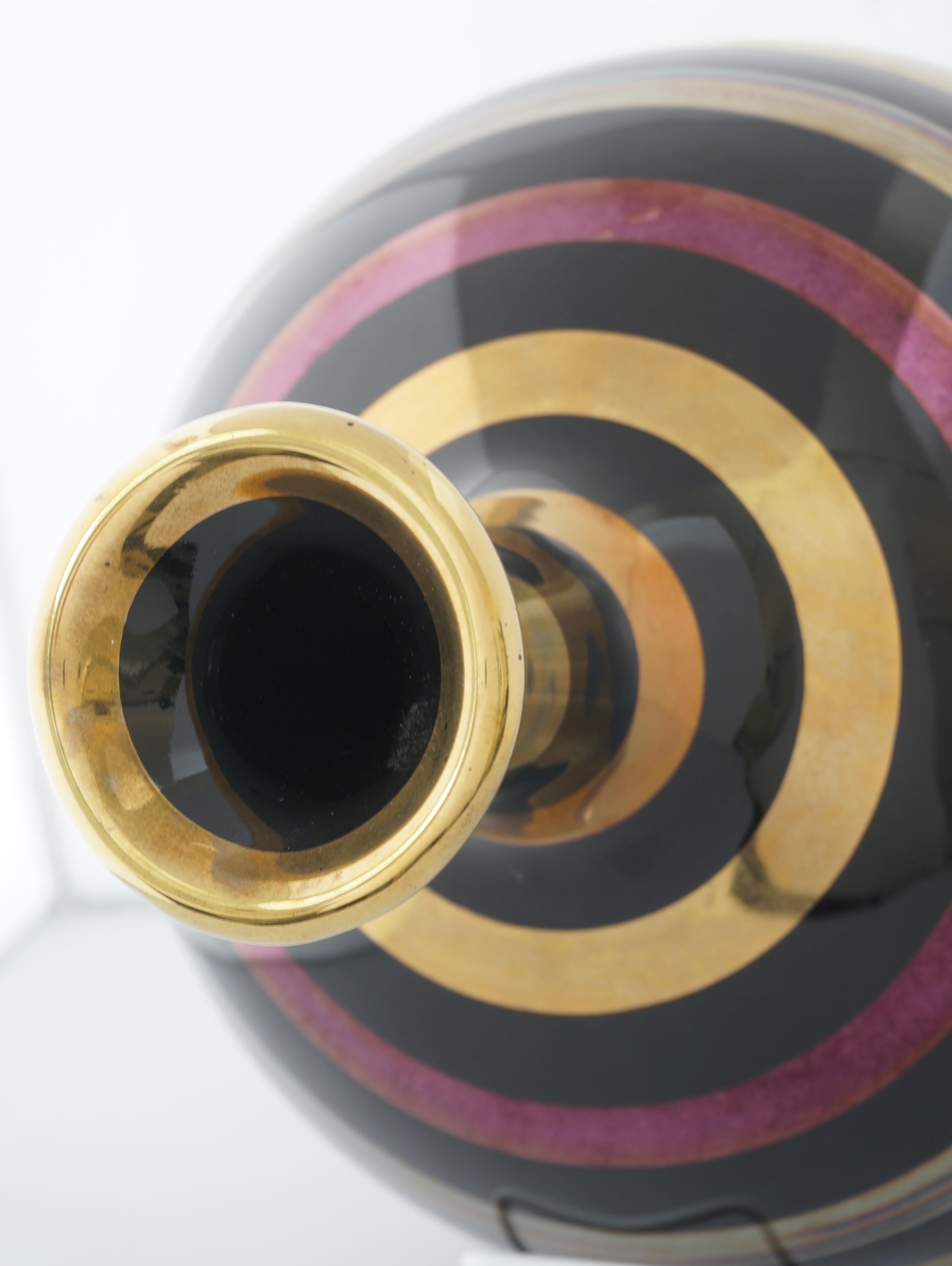 Vaso in ceramica smaltata con bande di oro, argento e rame 24k in vendita 3