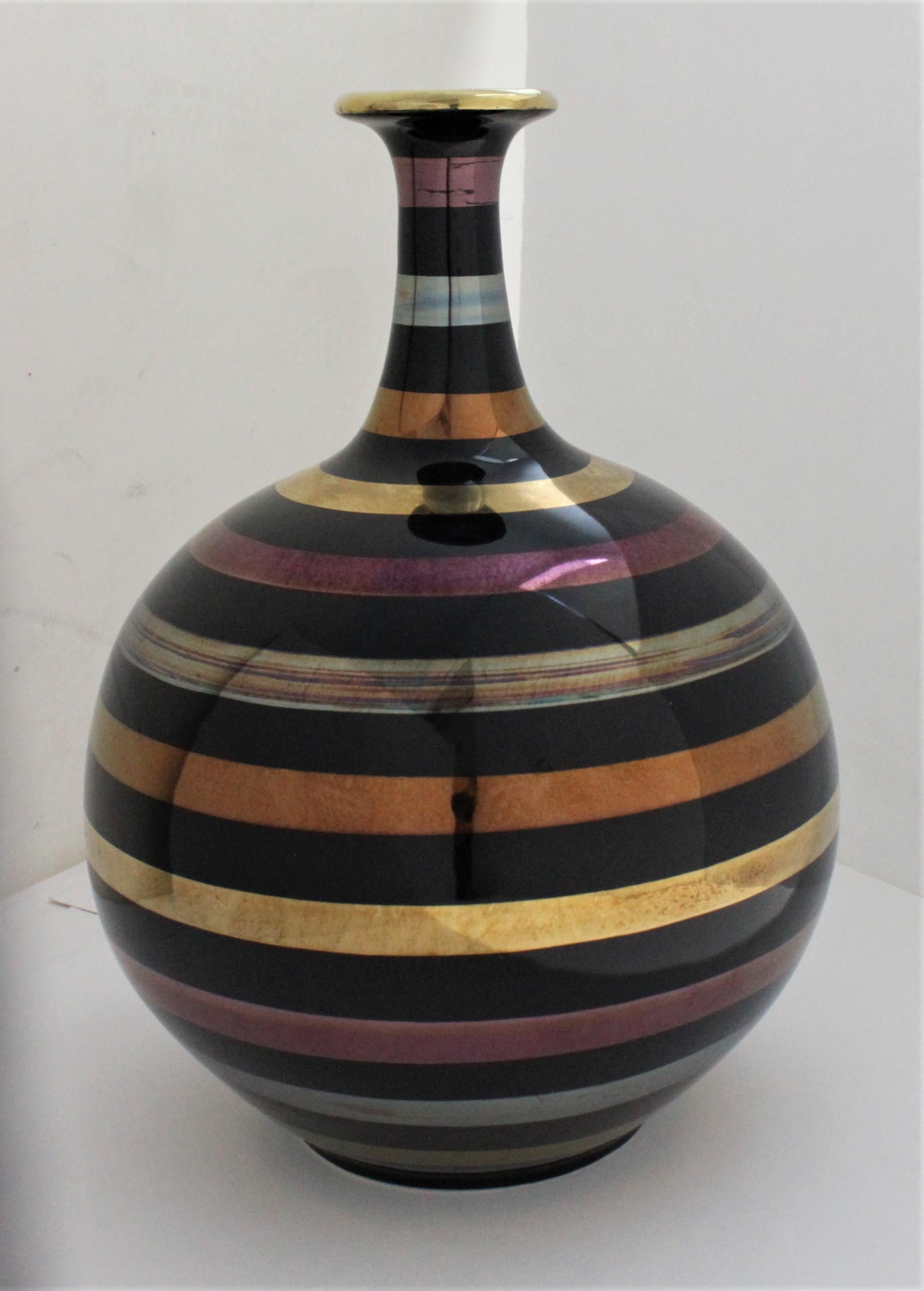 Moderne Vase en céramique émaillée avec bandes d'or 24k, argent et cuivre en vente