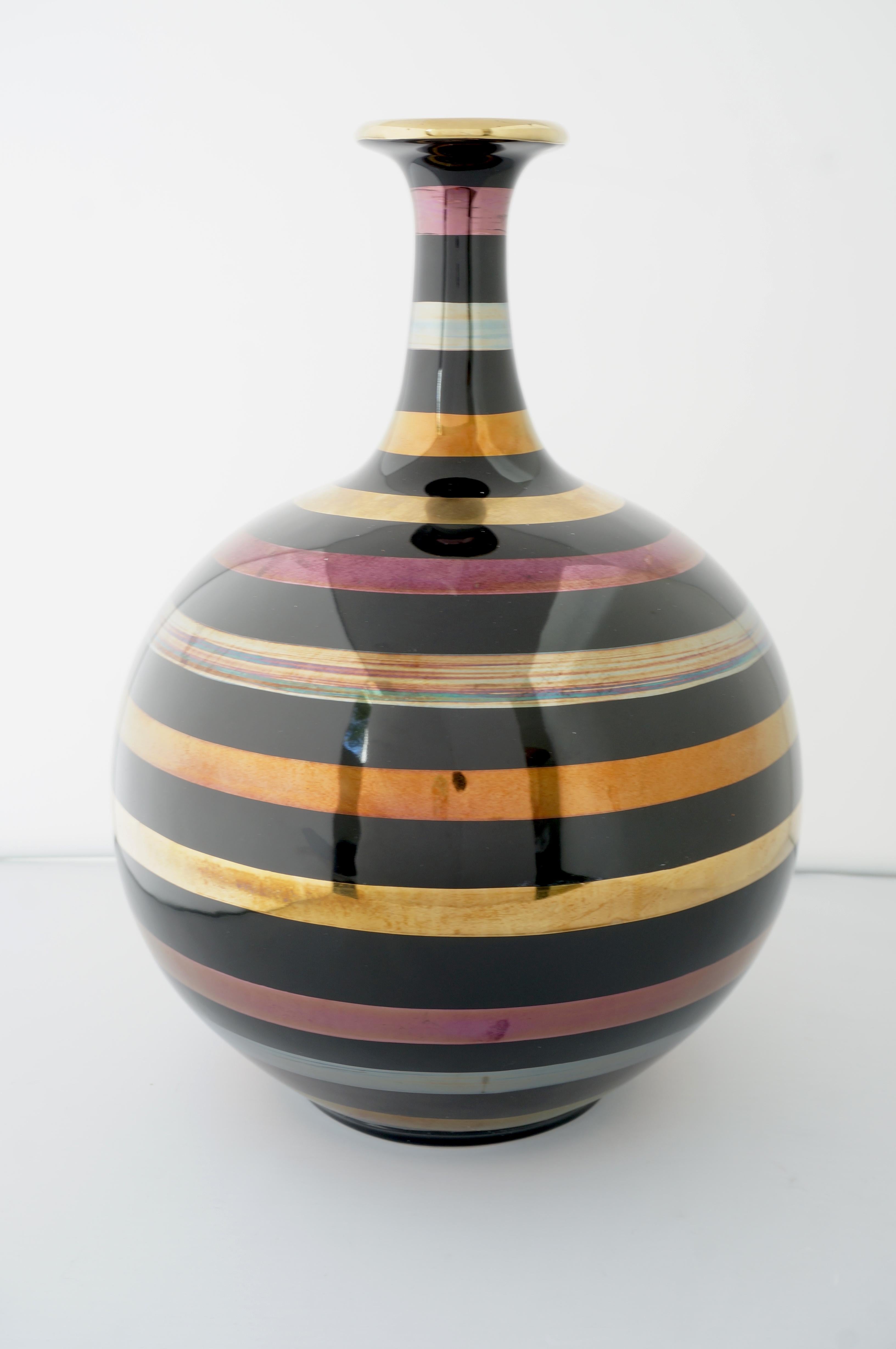 Équatorien Vase en céramique émaillée avec bandes d'or 24k, argent et cuivre en vente