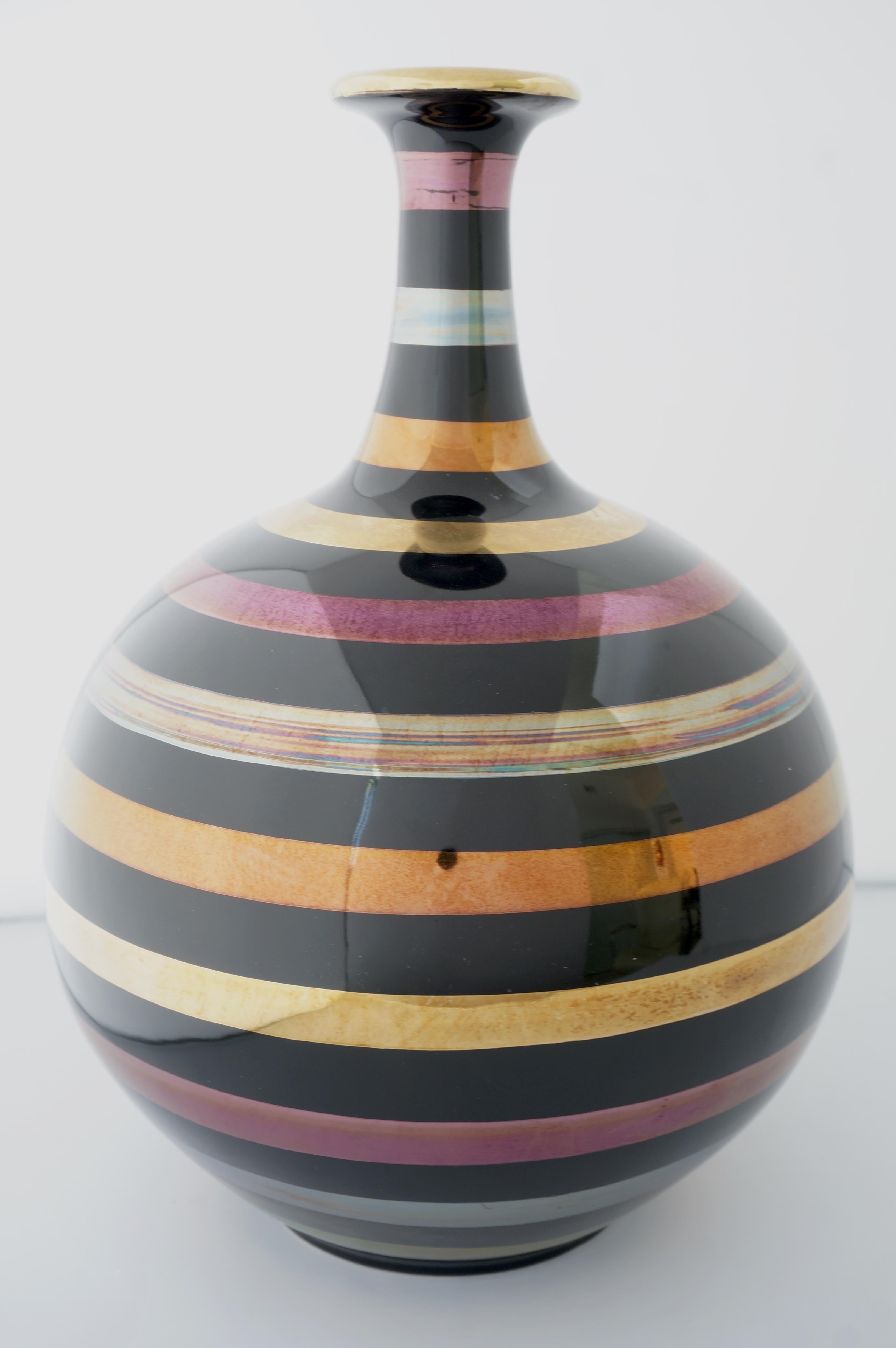 Fin du 20e siècle Vase en céramique émaillée avec bandes d'or 24k, argent et cuivre en vente