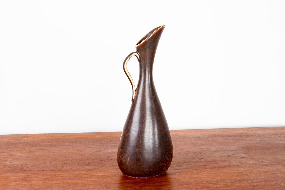 Prächtiger Krug mit einer einzigen Blume aus schwarz glasierter Keramik mit metallischen Reflexen und braunem Ährenmuster, Modell AXQ, monogrammiert und unter dem Boden markiert. Ein äußerst raffiniertes Objekt von großer Finesse und in