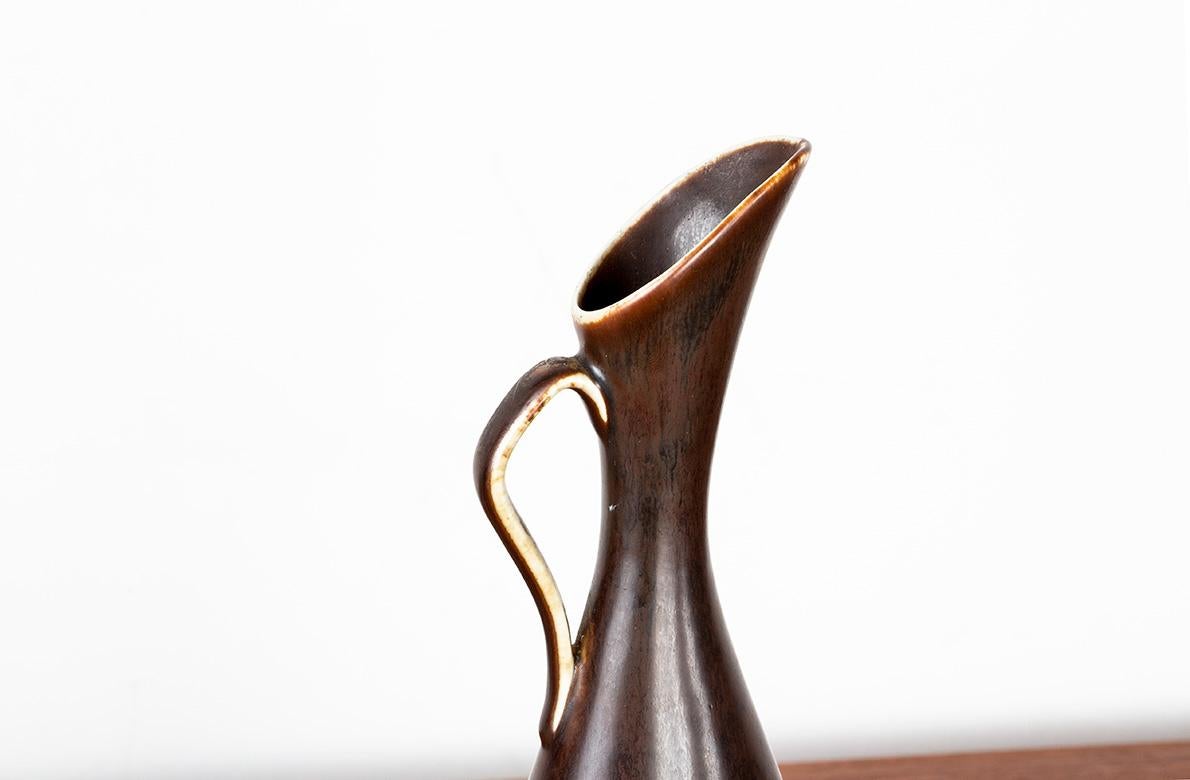 Vase aus glasierter Keramik mit metallischen und braunen Akzenten von Gunnar Nylund. (Skandinavische Moderne) im Angebot