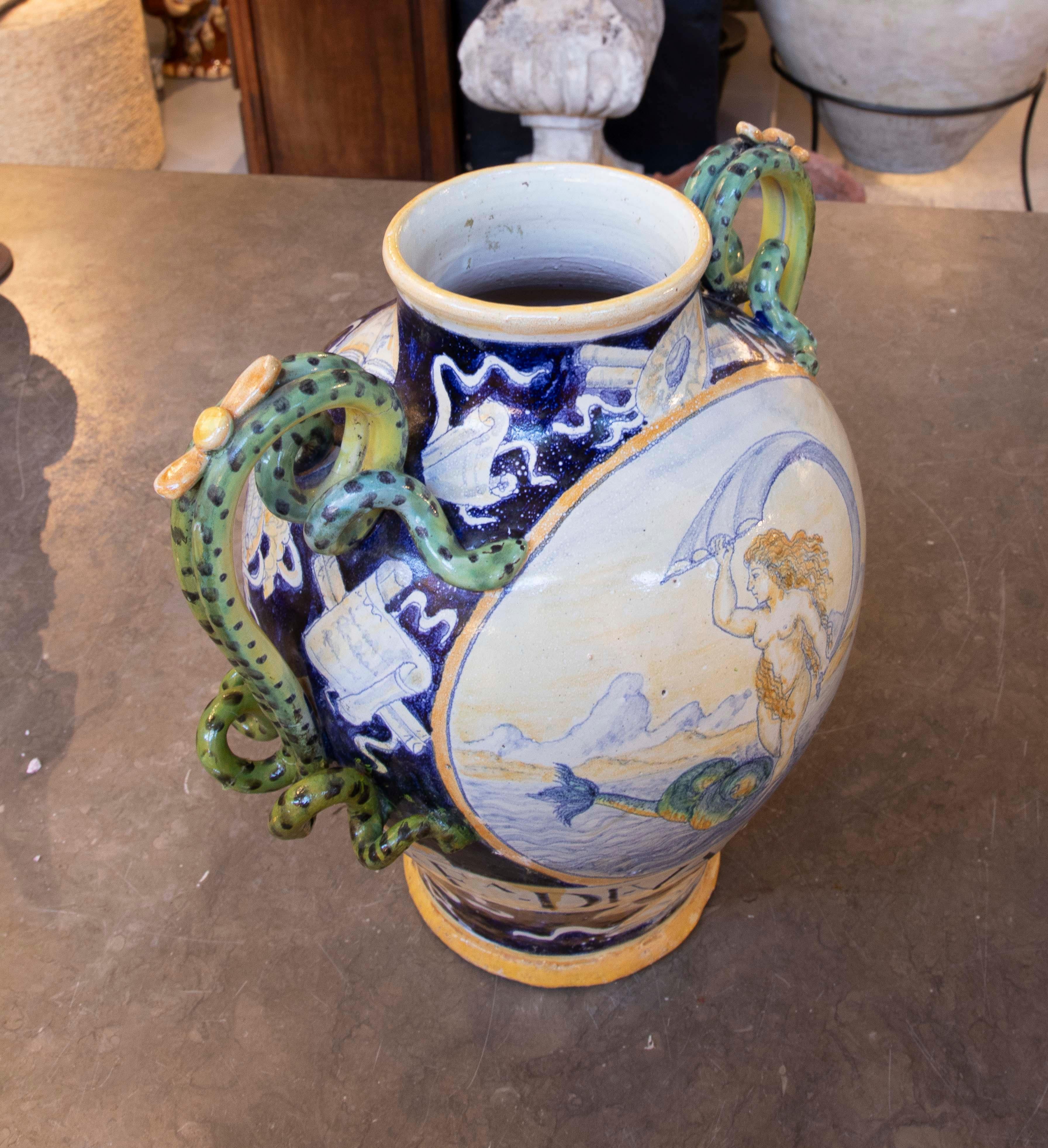 Vaso in ceramica smaltata con scena di Venere con il suo nome, firmato 1918 in vendita 3