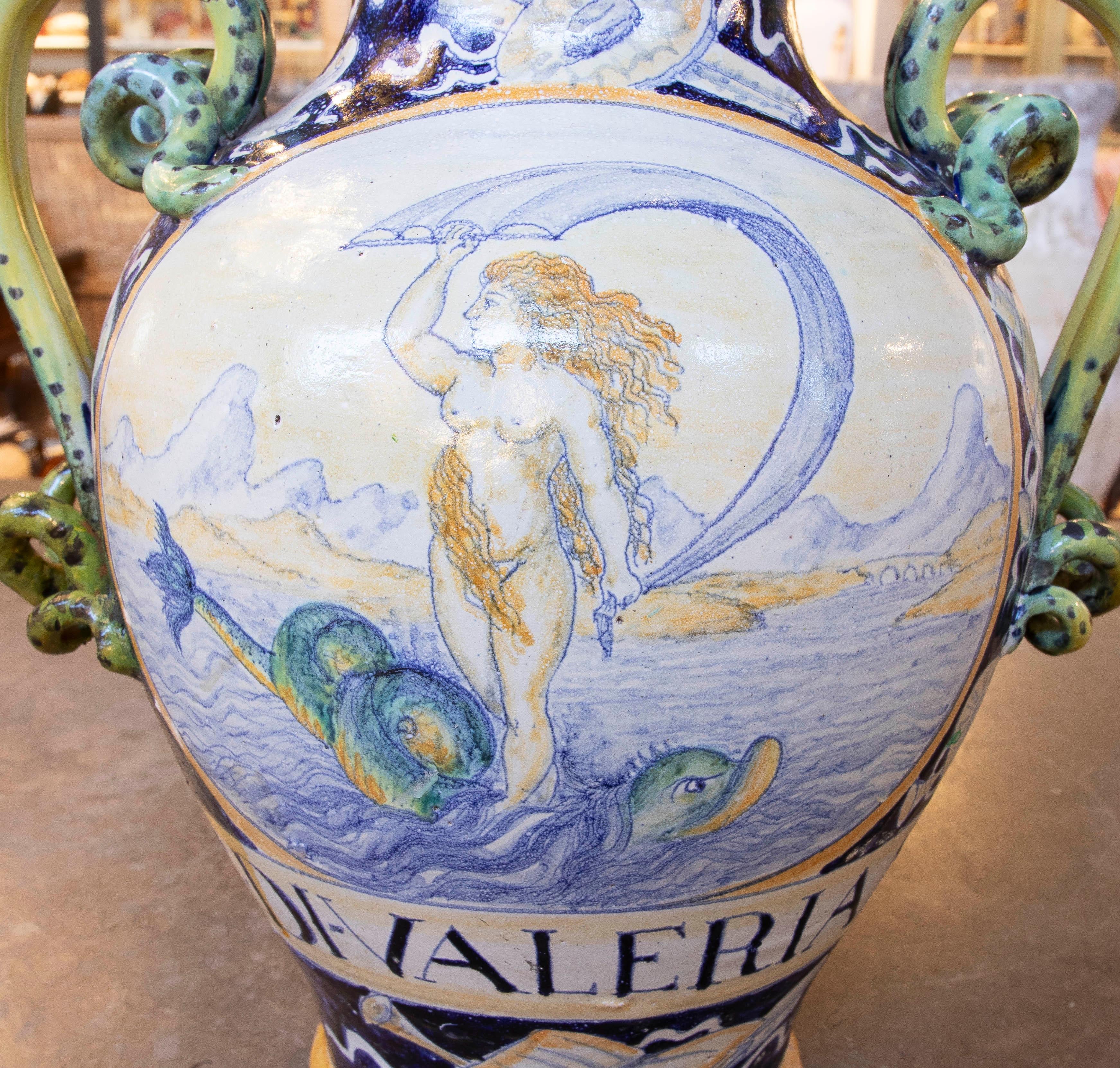 Vaso in ceramica smaltata con scena di Venere con il suo nome, firmato 1918 in vendita 5