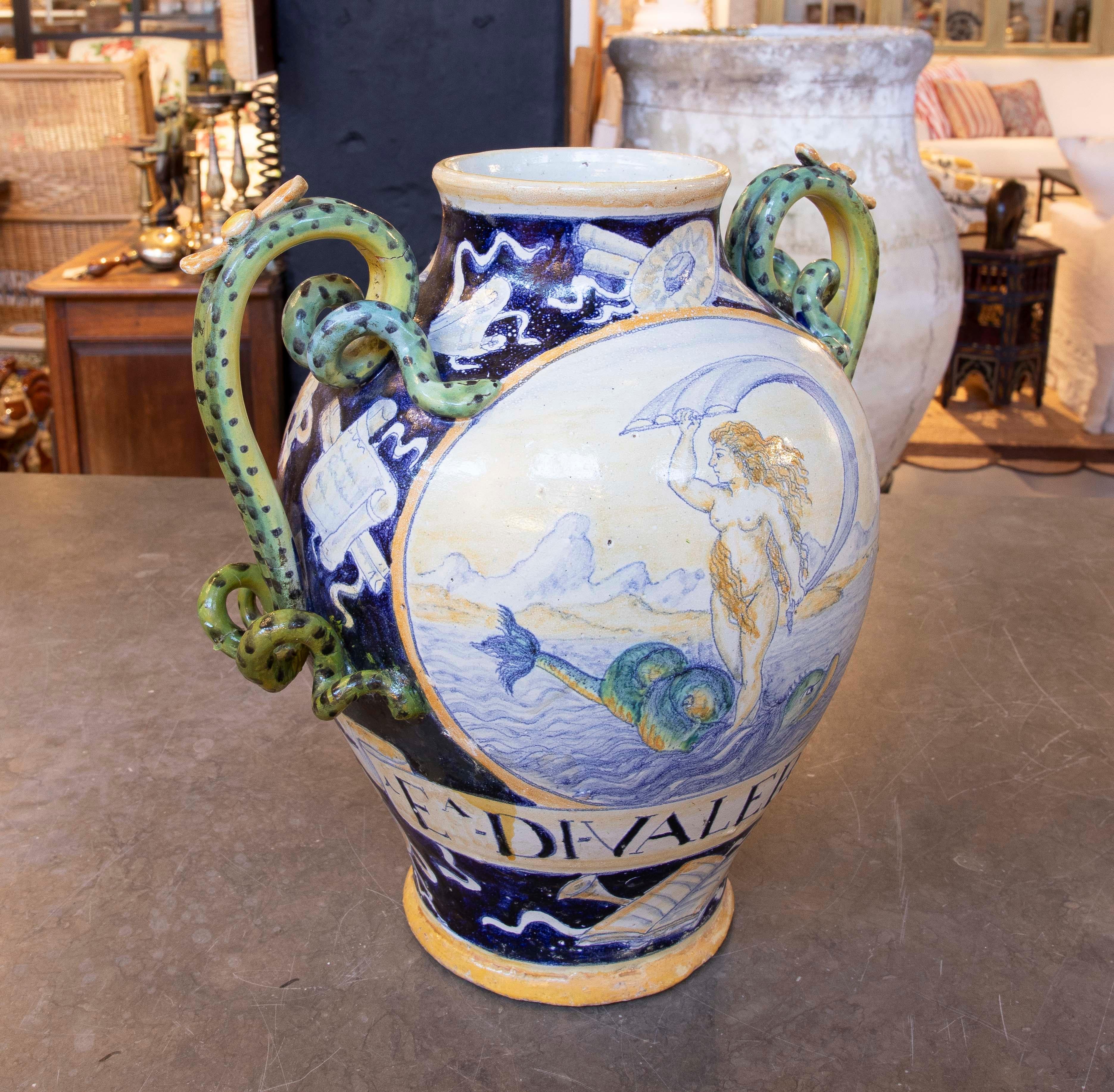 Vaso in ceramica smaltata con scena di Venere con il suo nome firmato nel 1918. Sotto la Venere con il suo nome Di Valeria.