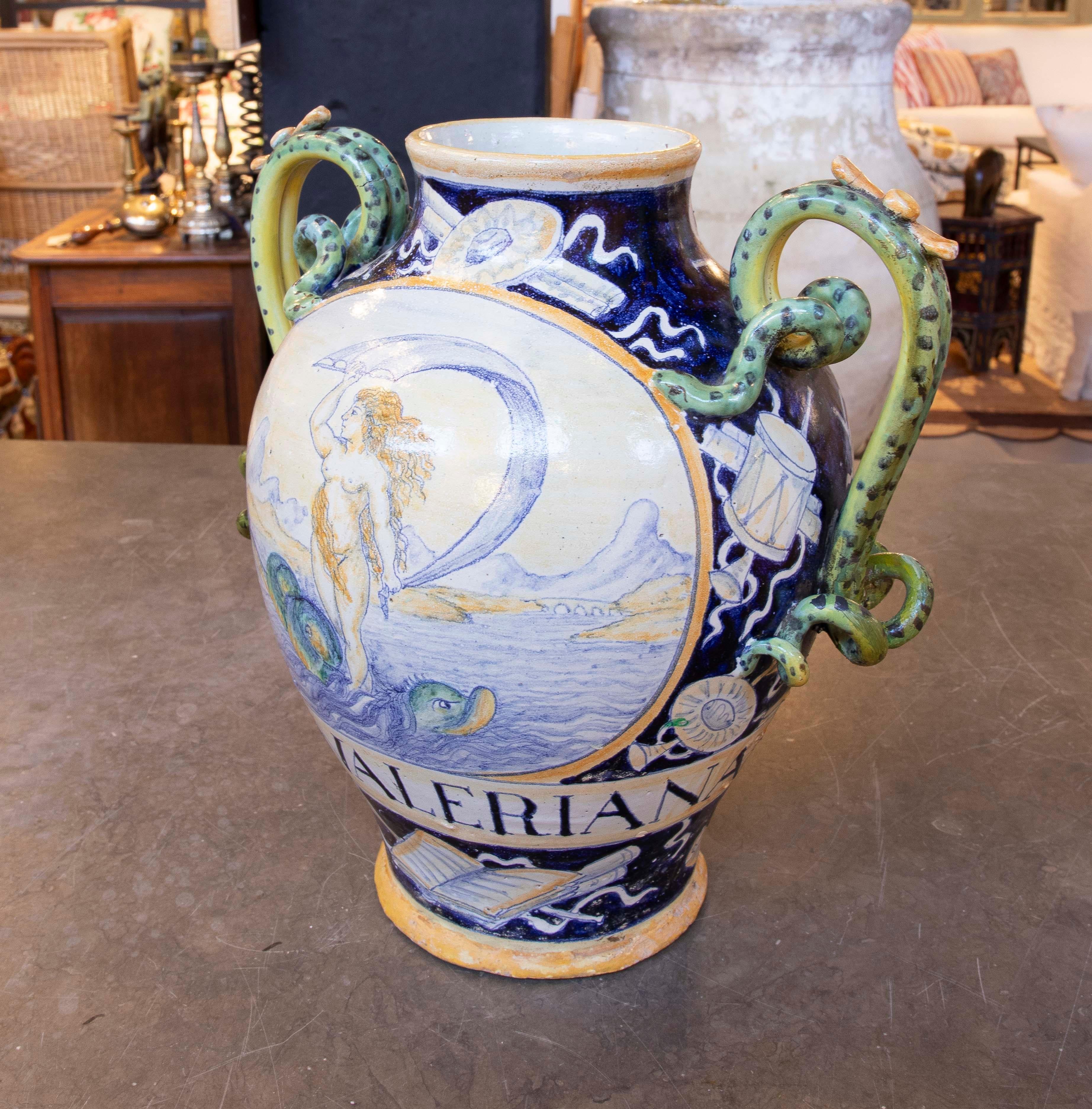 Italiano Vaso in ceramica smaltata con scena di Venere con il suo nome, firmato 1918 in vendita