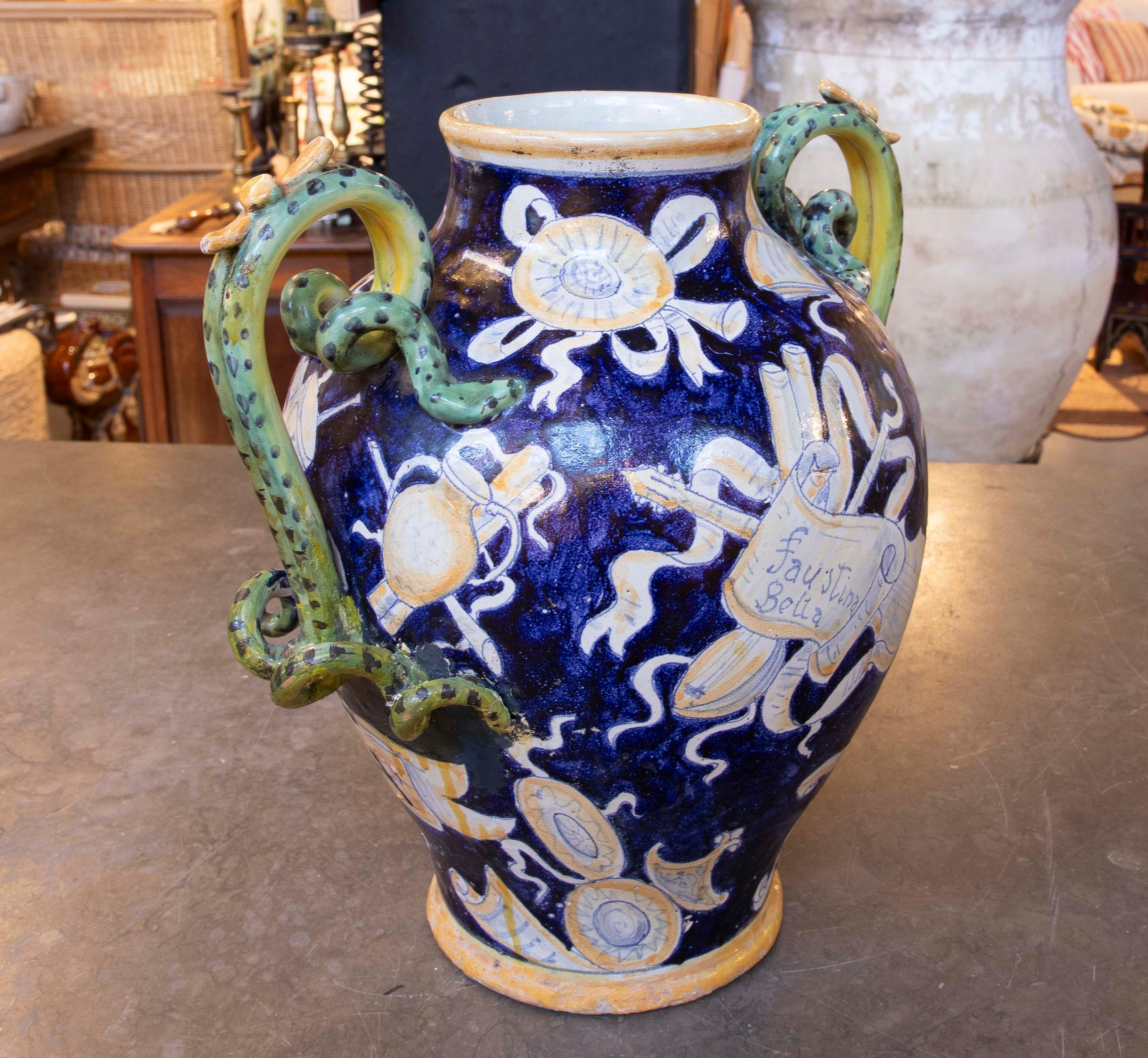Smaltato Vaso in ceramica smaltata con scena di Venere con il suo nome, firmato 1918 in vendita