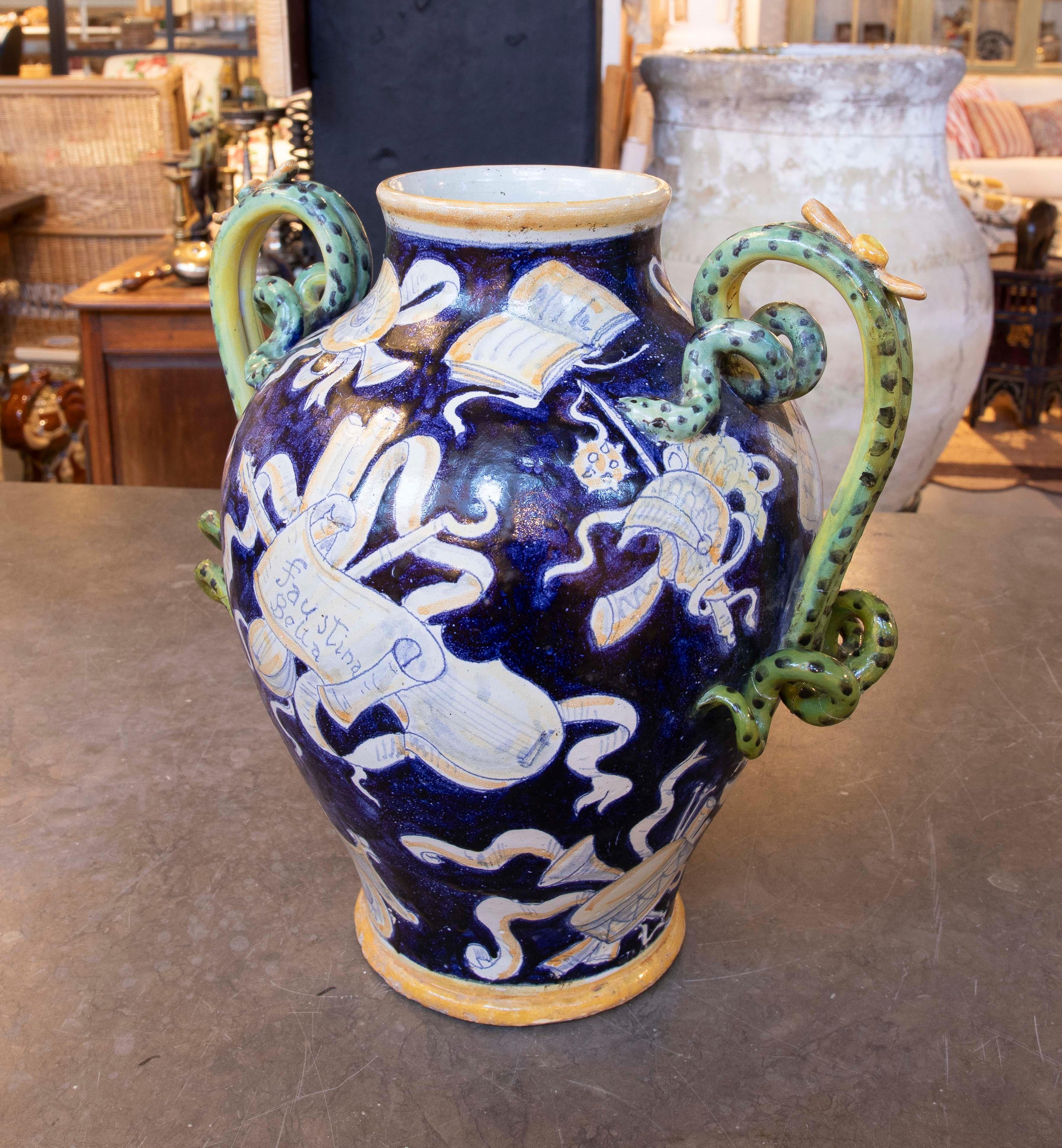 XX secolo Vaso in ceramica smaltata con scena di Venere con il suo nome, firmato 1918 in vendita