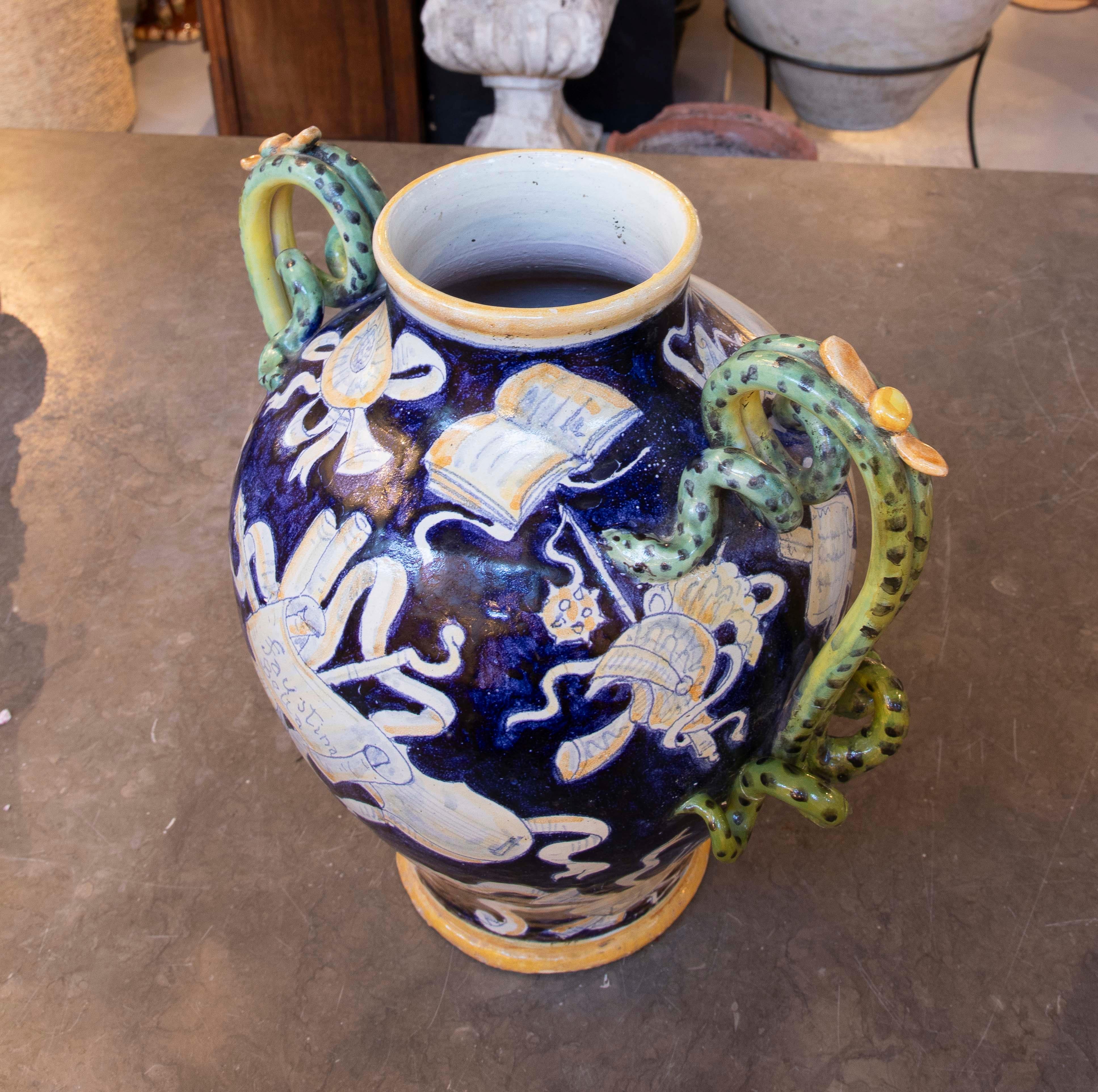 Ceramica Vaso in ceramica smaltata con scena di Venere con il suo nome, firmato 1918 in vendita