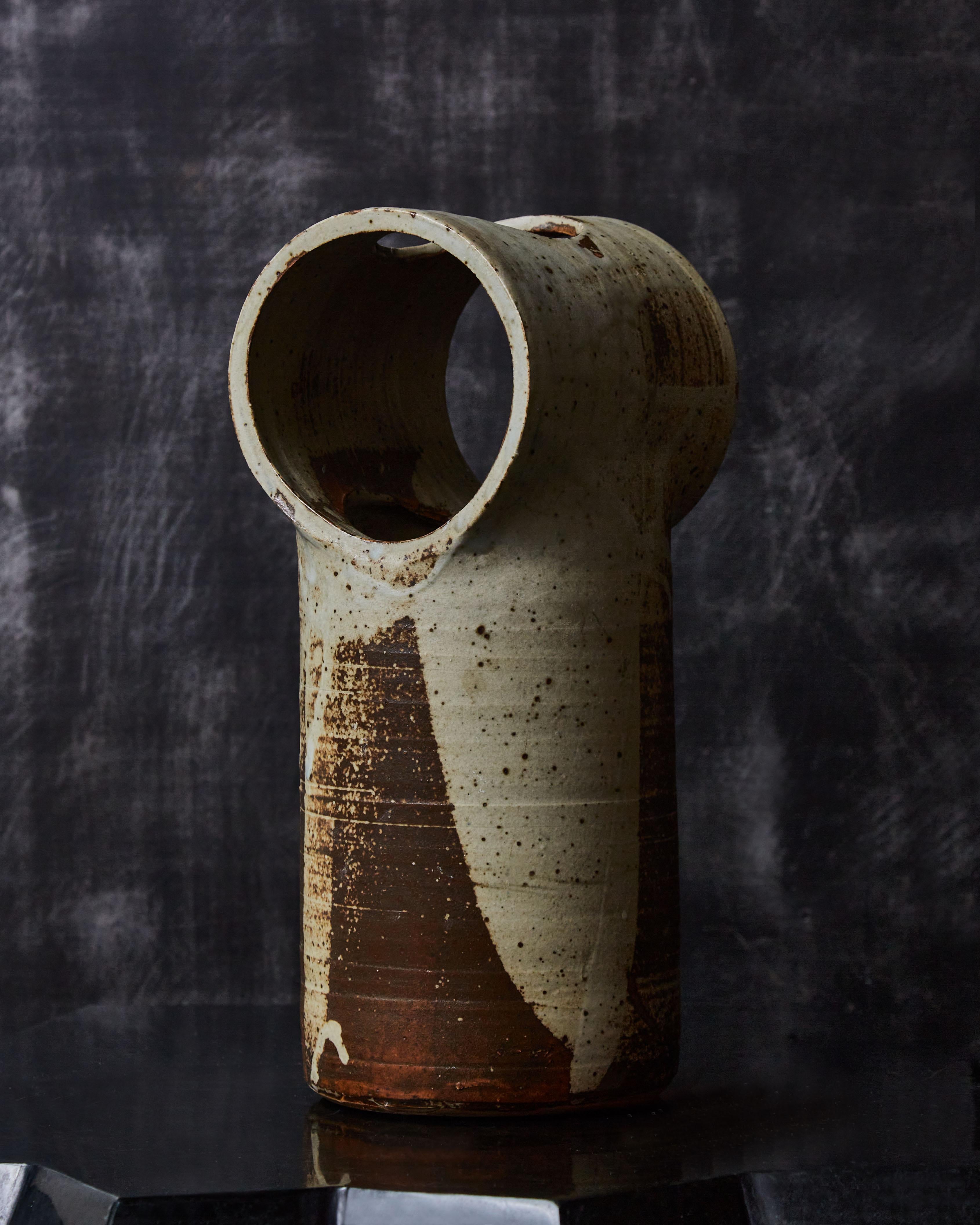 Vase vintage cylindrique en céramique émaillée, mélange de motifs beiges et bruns.