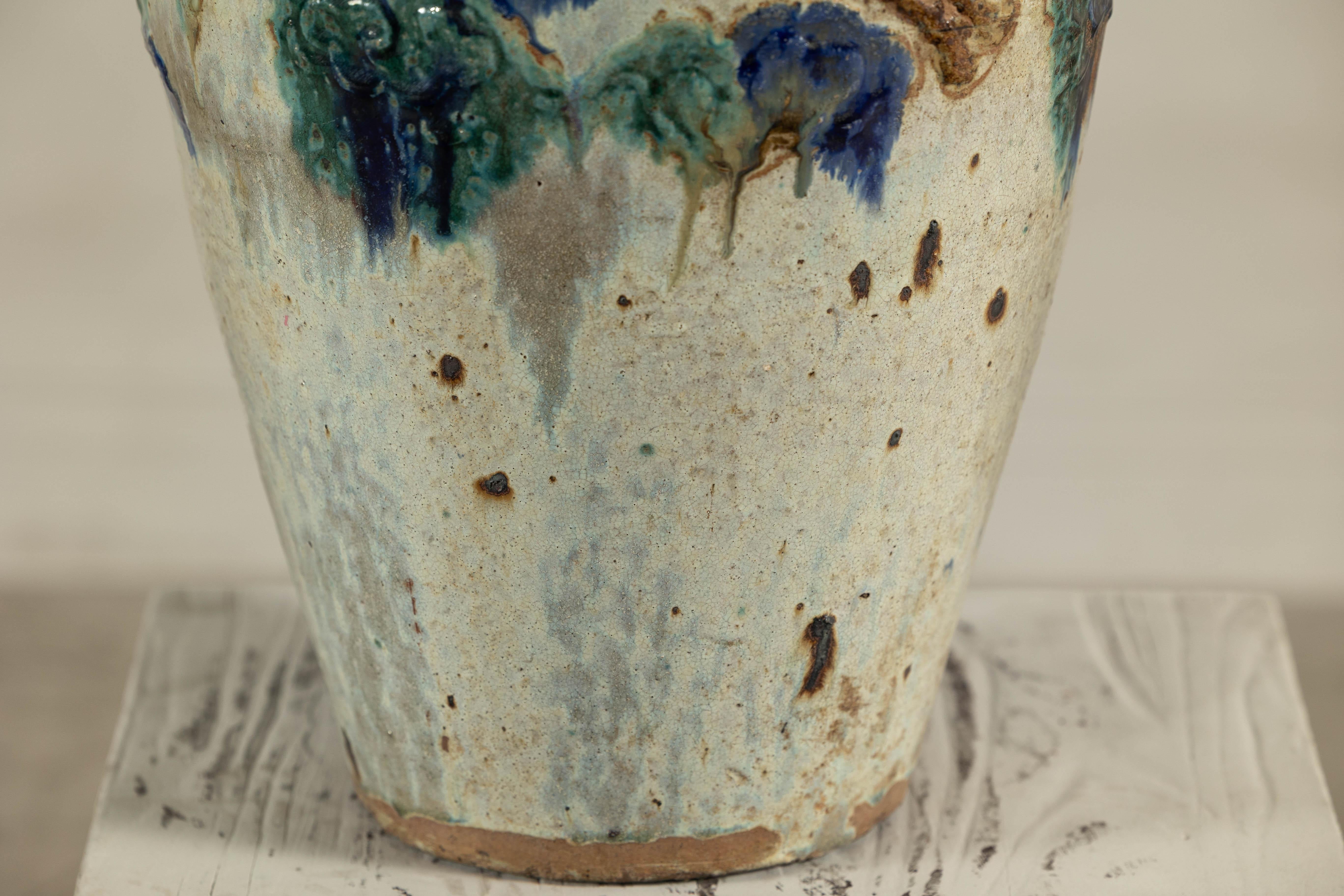 Jarra de agua de cerámica esmaltada con decoración en relieve de Fénix y leones Foo en venta 3