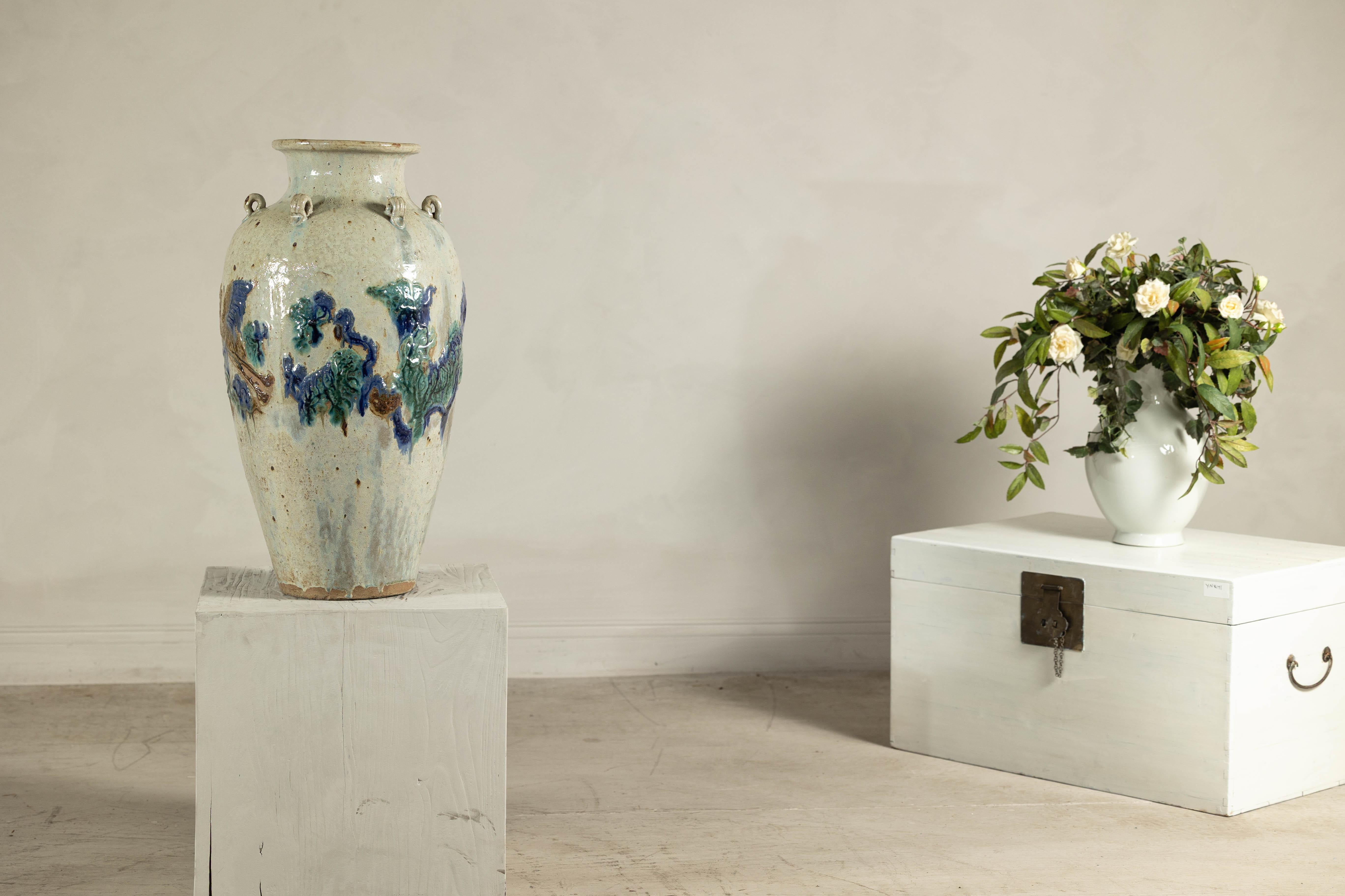 Jarra de agua de cerámica esmaltada con decoración en relieve de Fénix y leones Foo Glaseado en venta