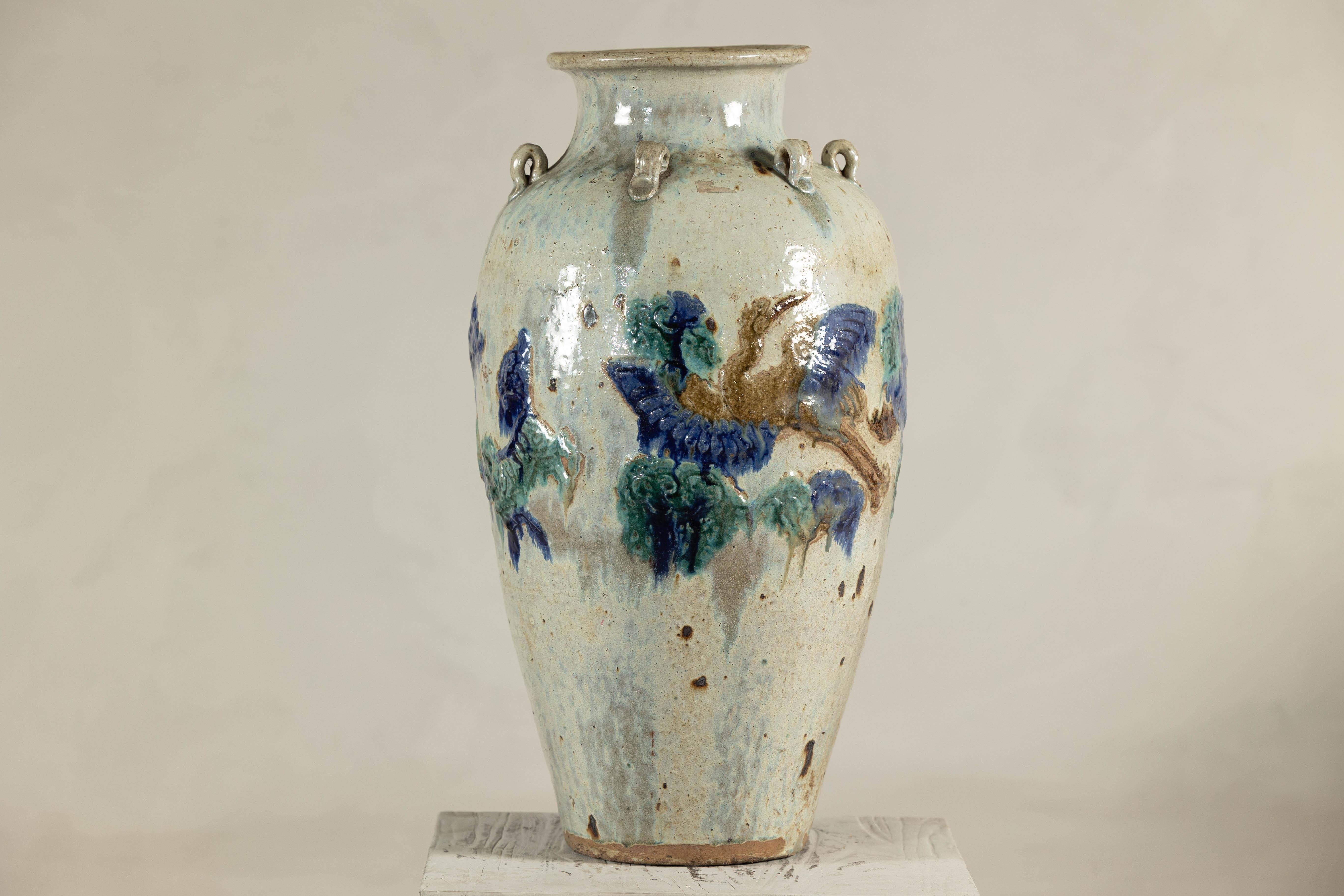 Jarra de agua de cerámica esmaltada con decoración en relieve de Fénix y leones Foo en Bueno estado para la venta en Yonkers, NY