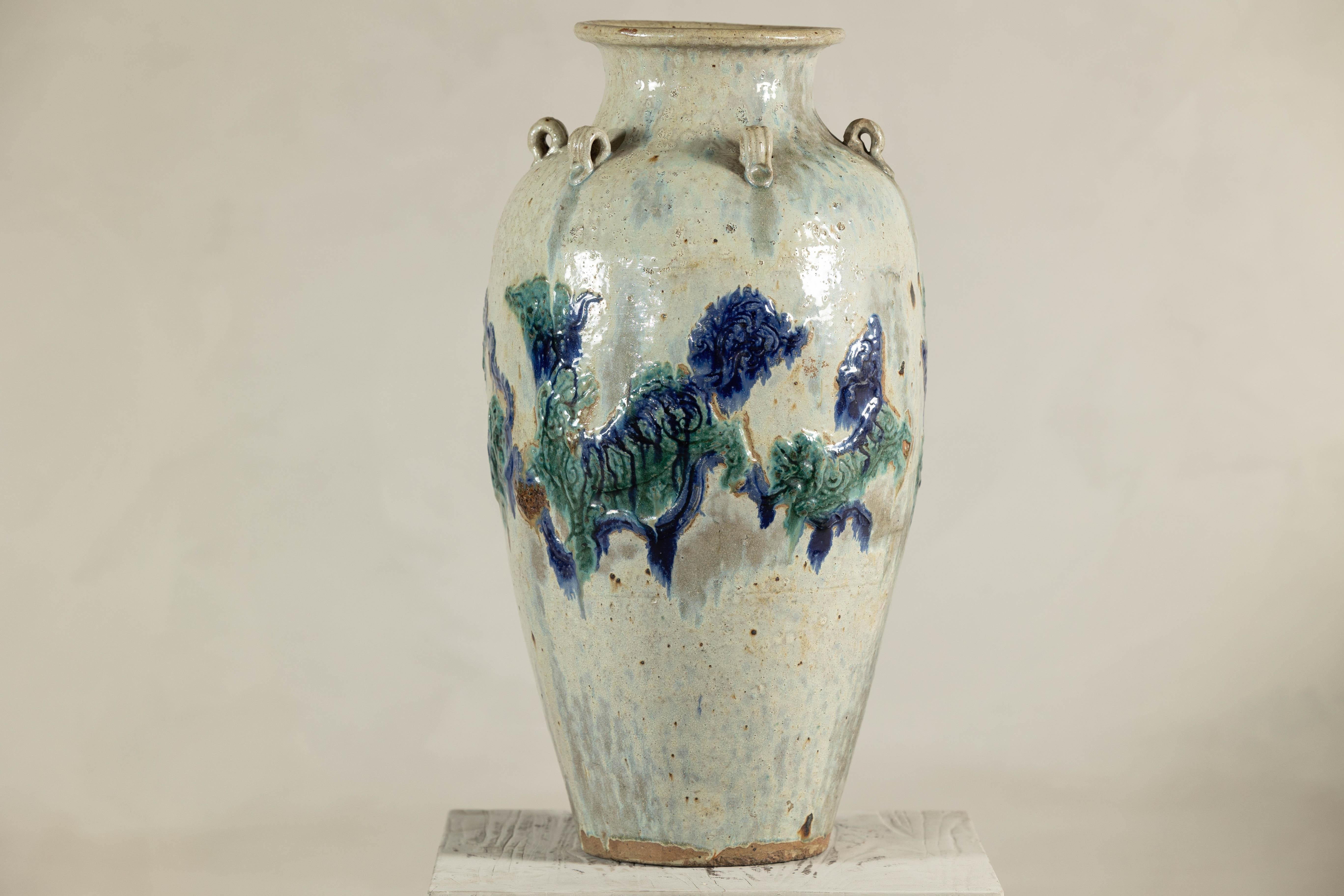 Jarra de agua de cerámica esmaltada con decoración en relieve de Fénix y leones Foo siglo XIX en venta