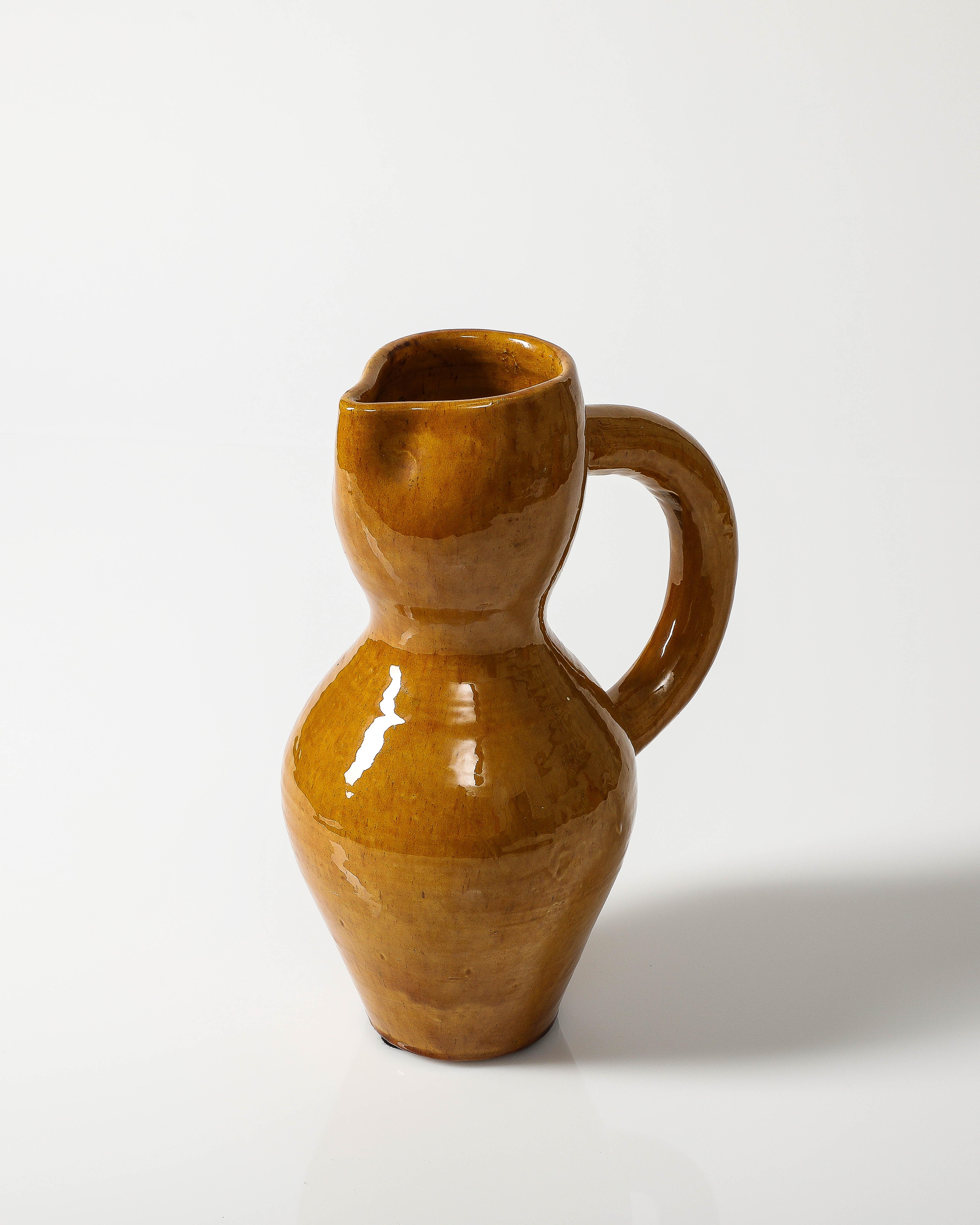 Pichet jaune émaillé, Vallauris, France, vers 1960 en vente 3
