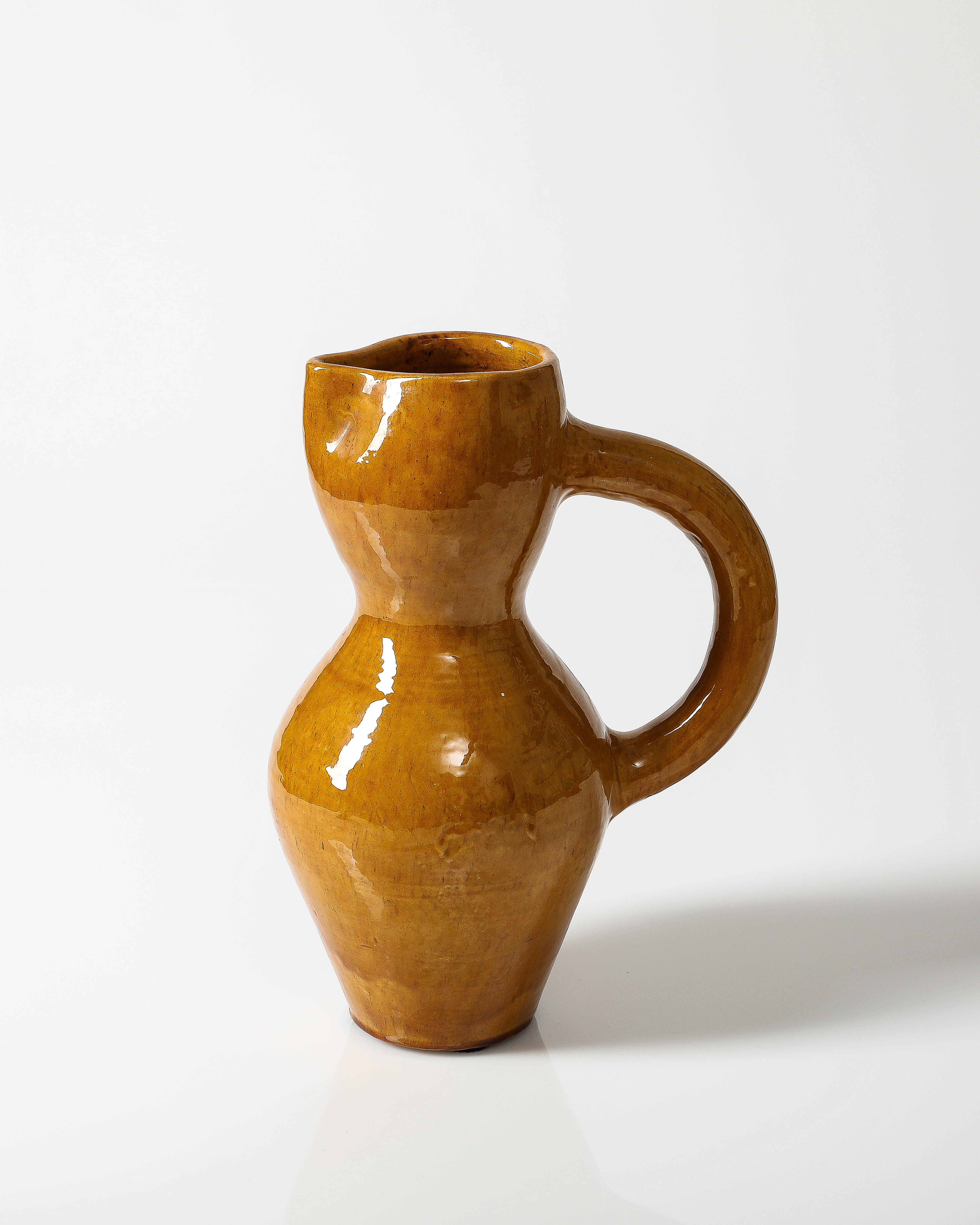 Pichet jaune émaillé, Vallauris, France, vers 1960 en vente 4
