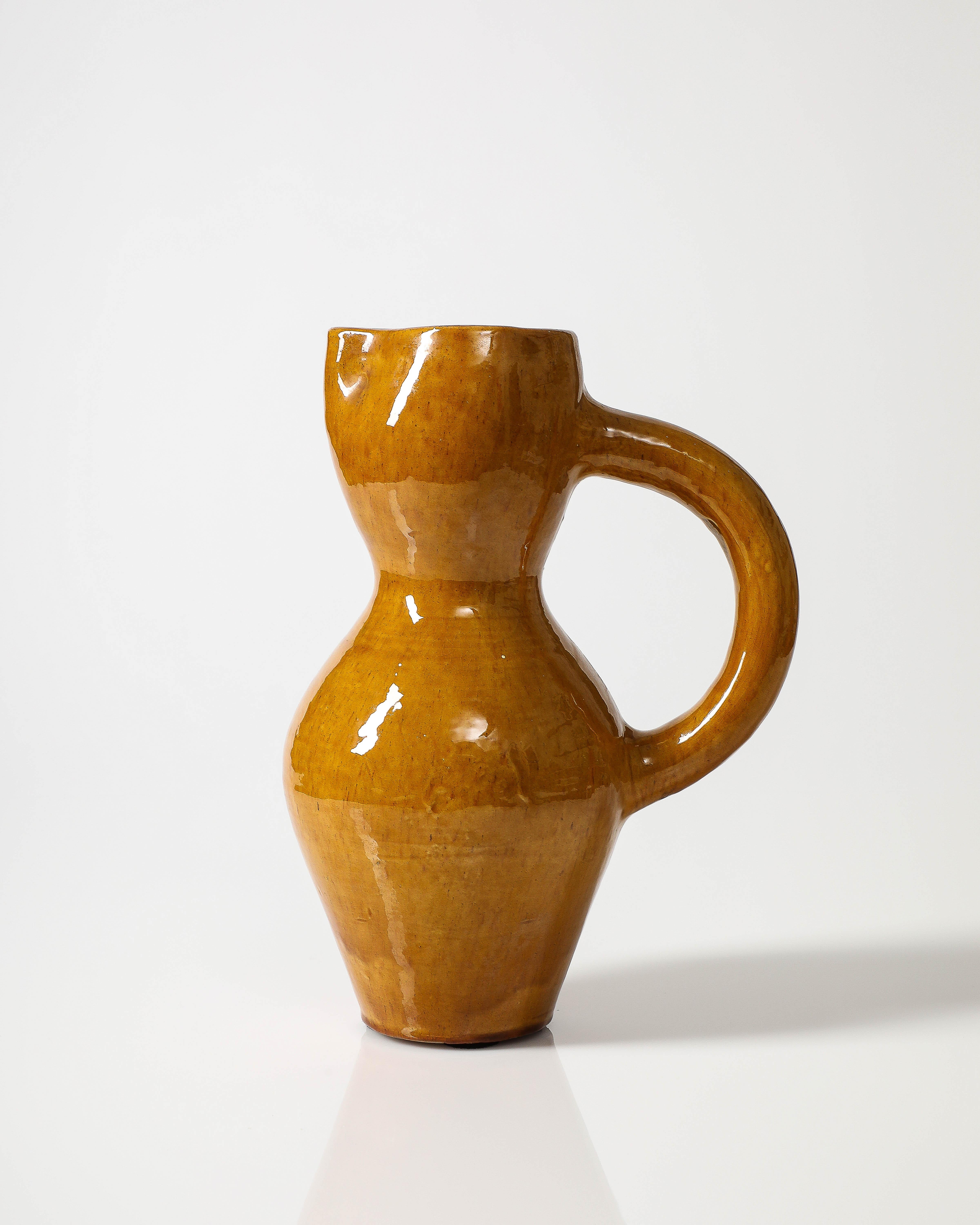 Pichet en céramique émaillée jaune de France.