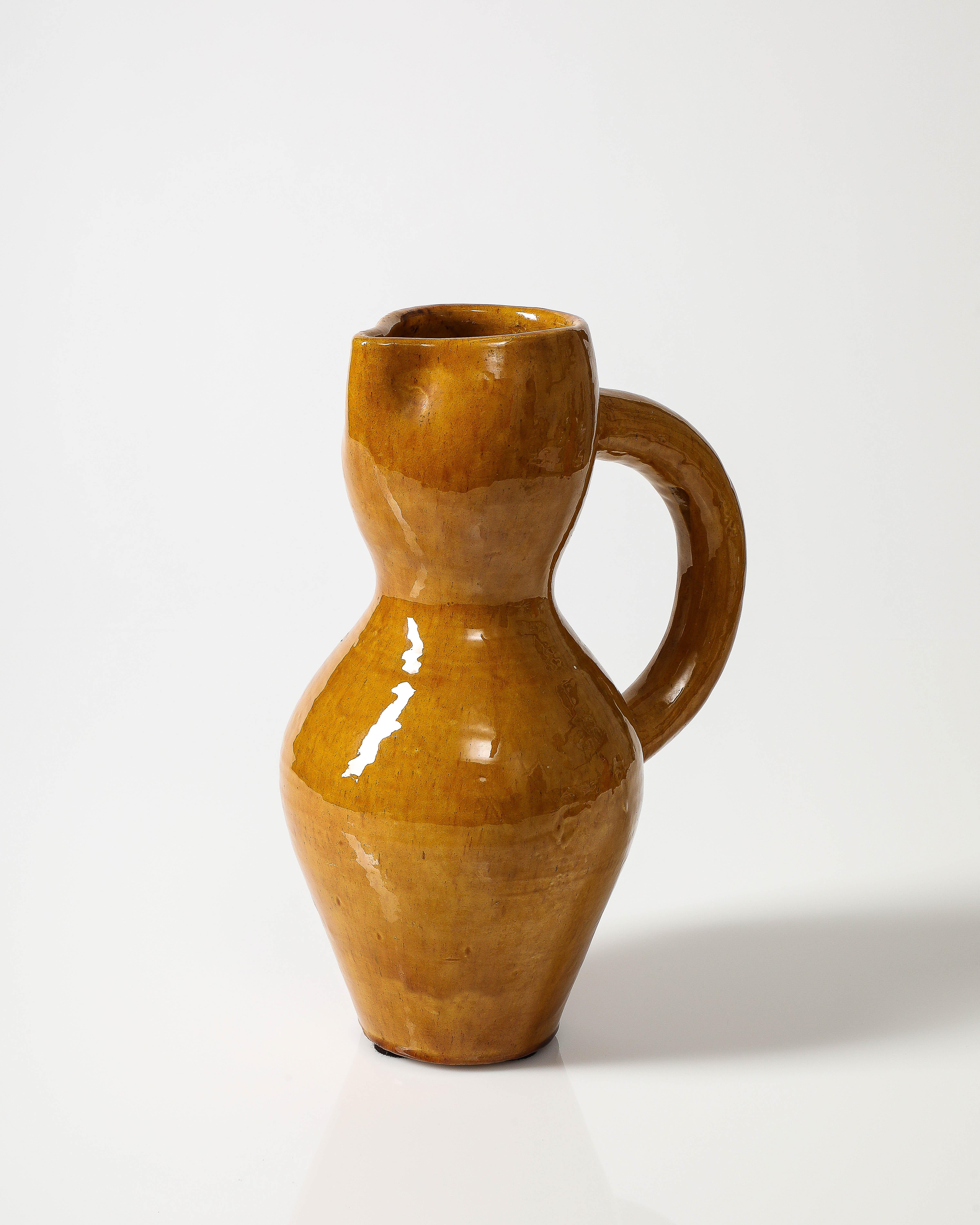 Français Pichet jaune émaillé, Vallauris, France, vers 1960 en vente