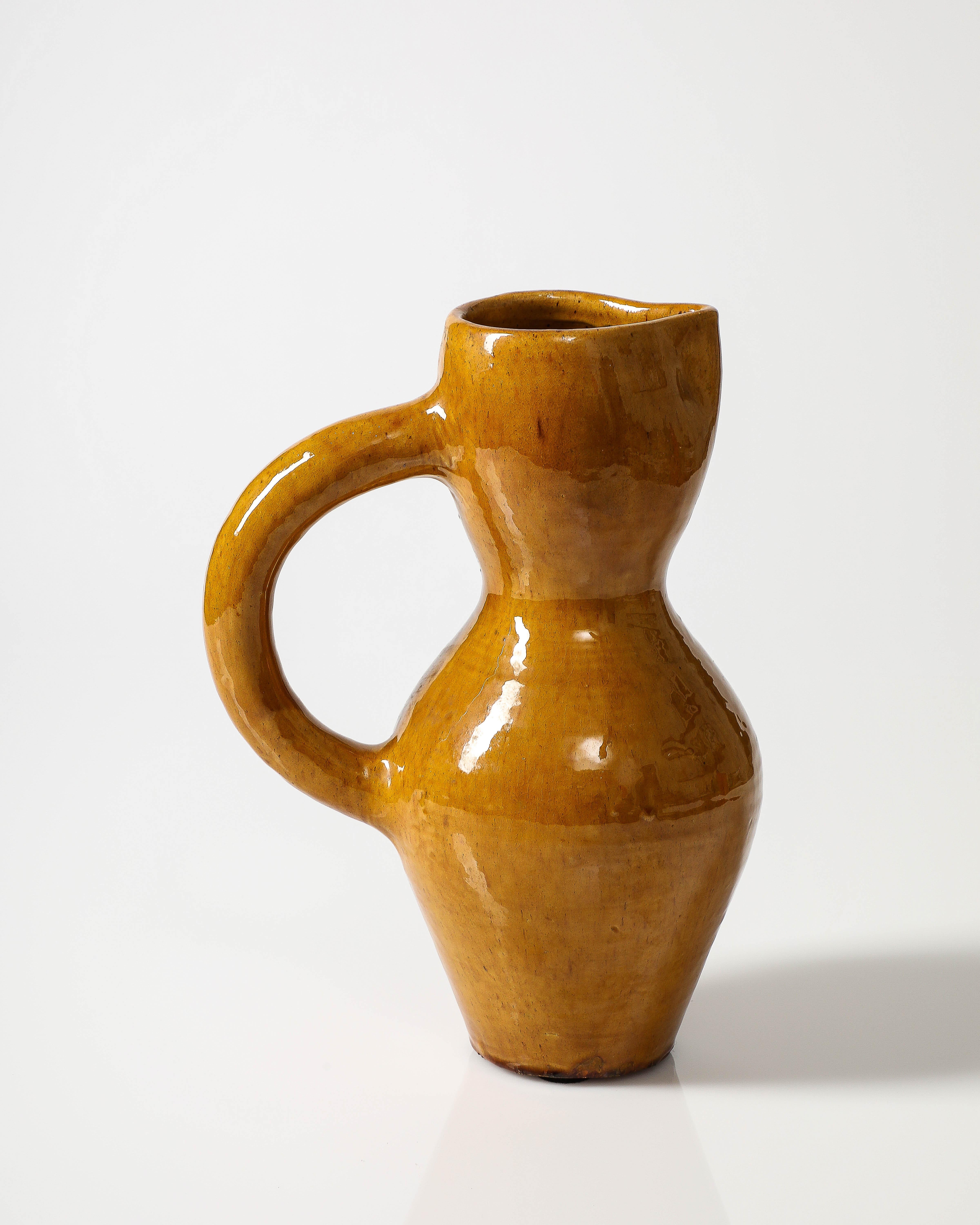 Milieu du XXe siècle Pichet jaune émaillé, Vallauris, France, vers 1960 en vente