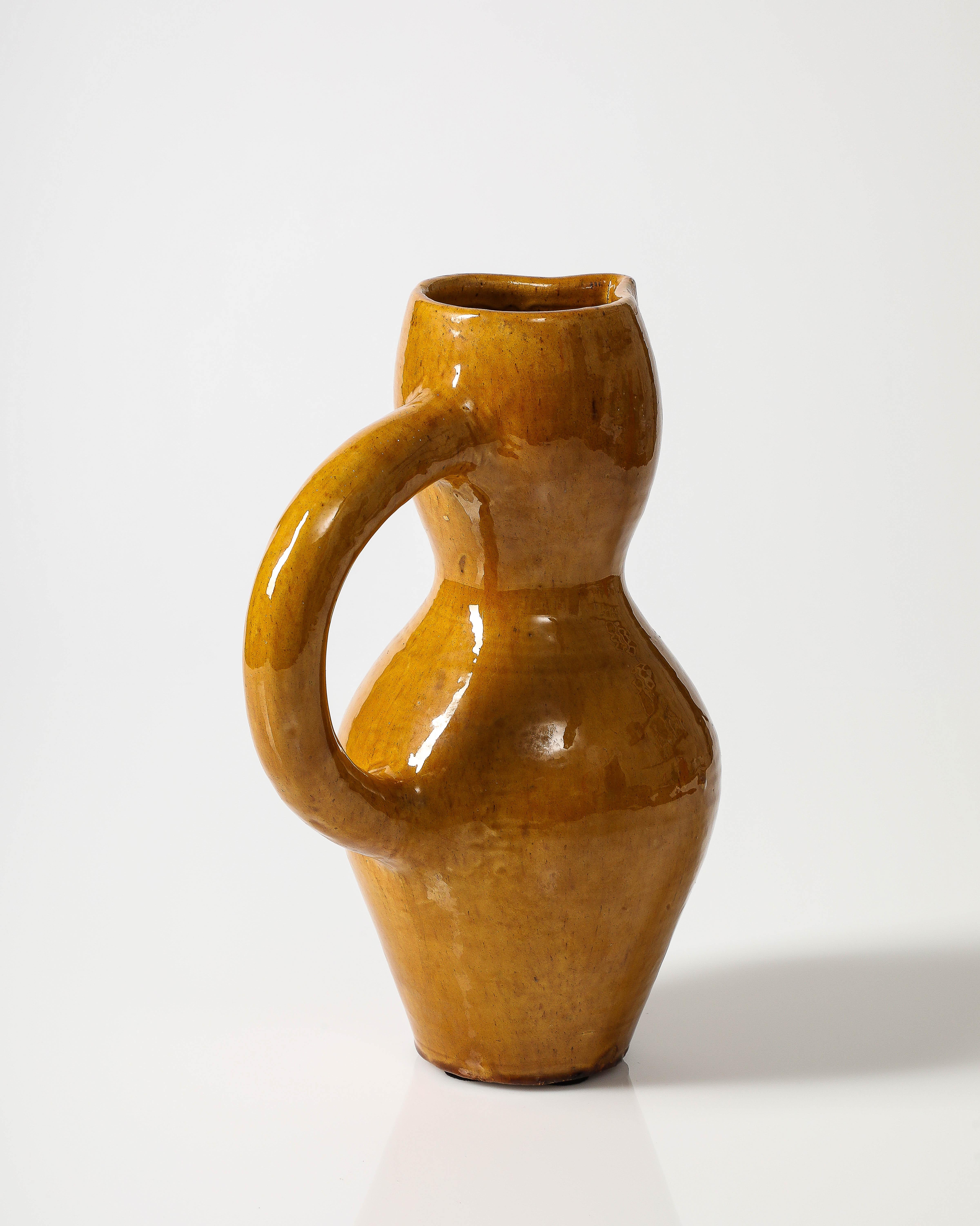 Céramique Pichet jaune émaillé, Vallauris, France, vers 1960 en vente