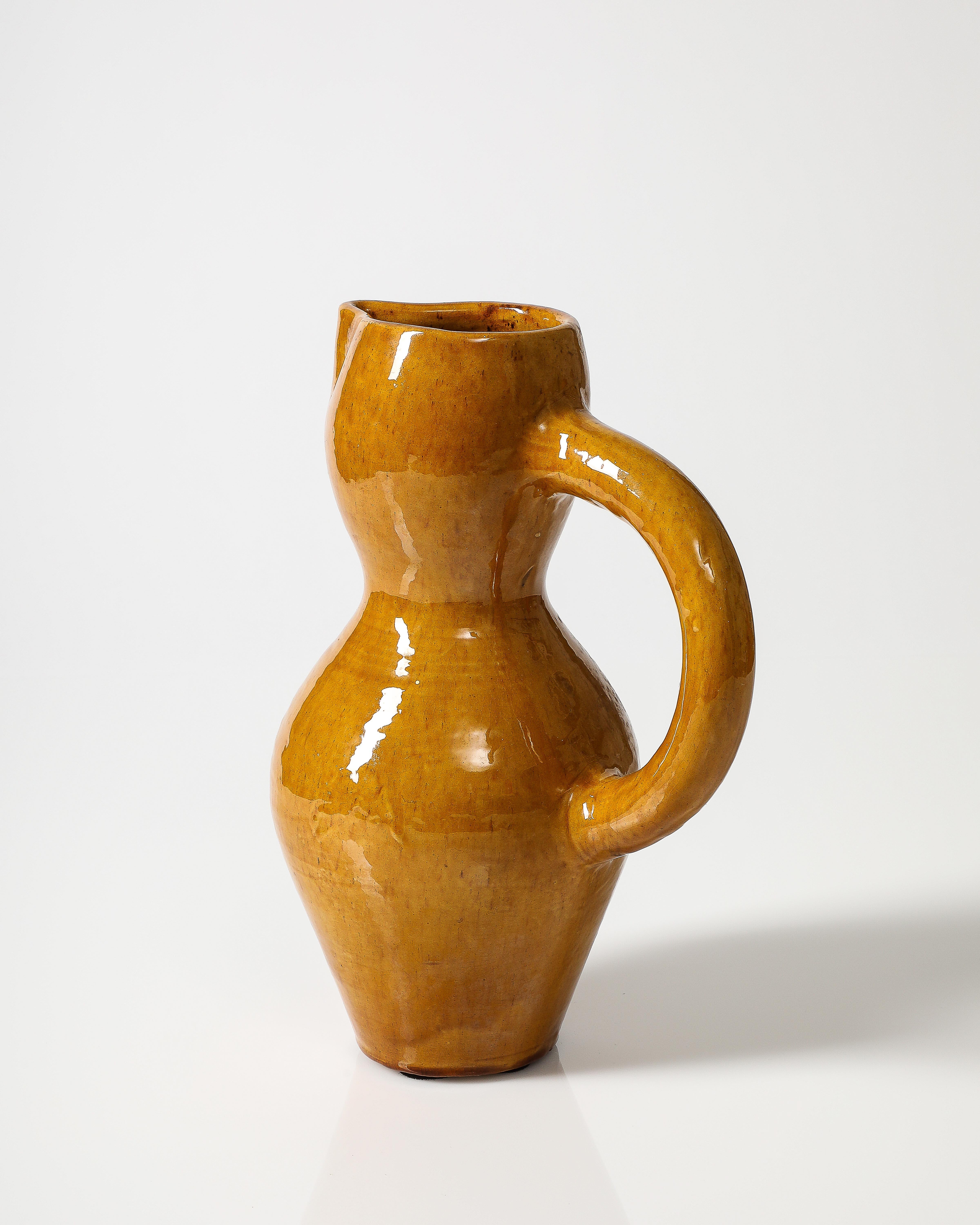 Pichet jaune émaillé, Vallauris, France, vers 1960 en vente 2