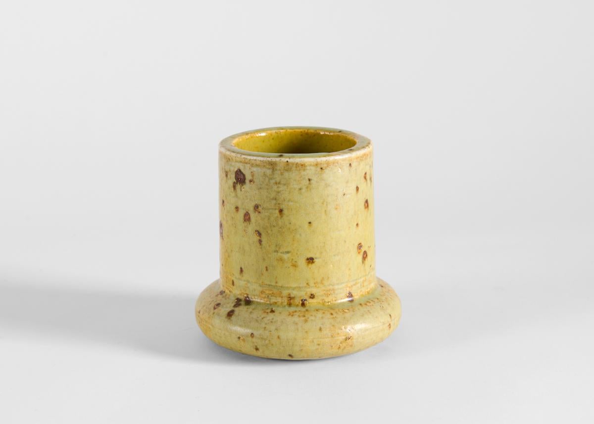 Un vase du milieu du siècle magnifiquement émaillé, exécuté par Marianne Westman pour la vénérable firme suédoise de céramique Rorstrand.

Signé.