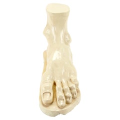 Sculpture en terre vernissée représentant un pied, Italie 1900.