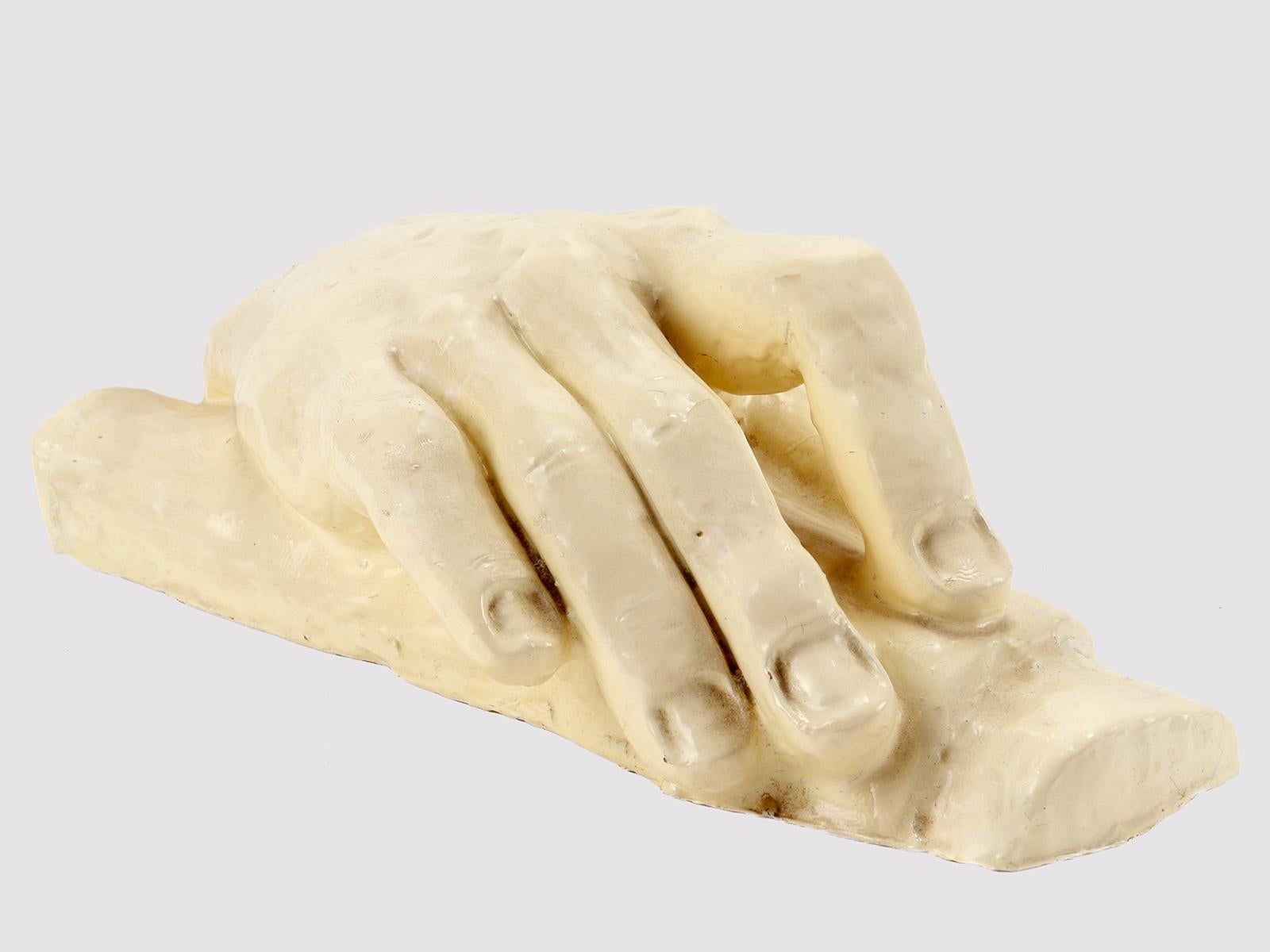 Sculpture in gray terracotta glazed in white, depicting a hand. The sculpture is obtained by gradually adding individual terracotta elements by hand. The hand is an example of sculptural excellence in both movement and detail. The sculpture is