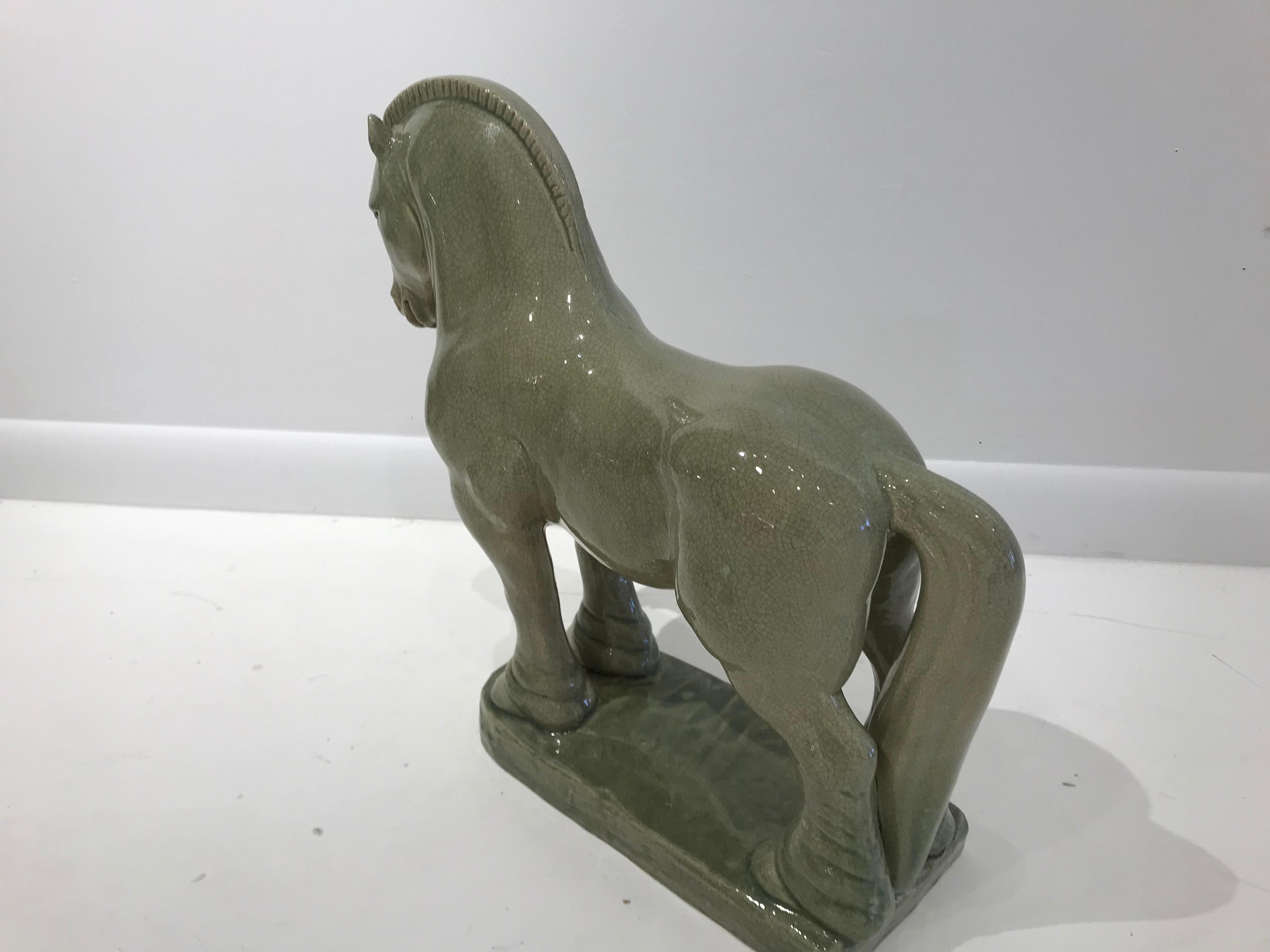 Milieu du XXe siècle Sculpture de cheval céladon en céramique émaillée craquelée en vente
