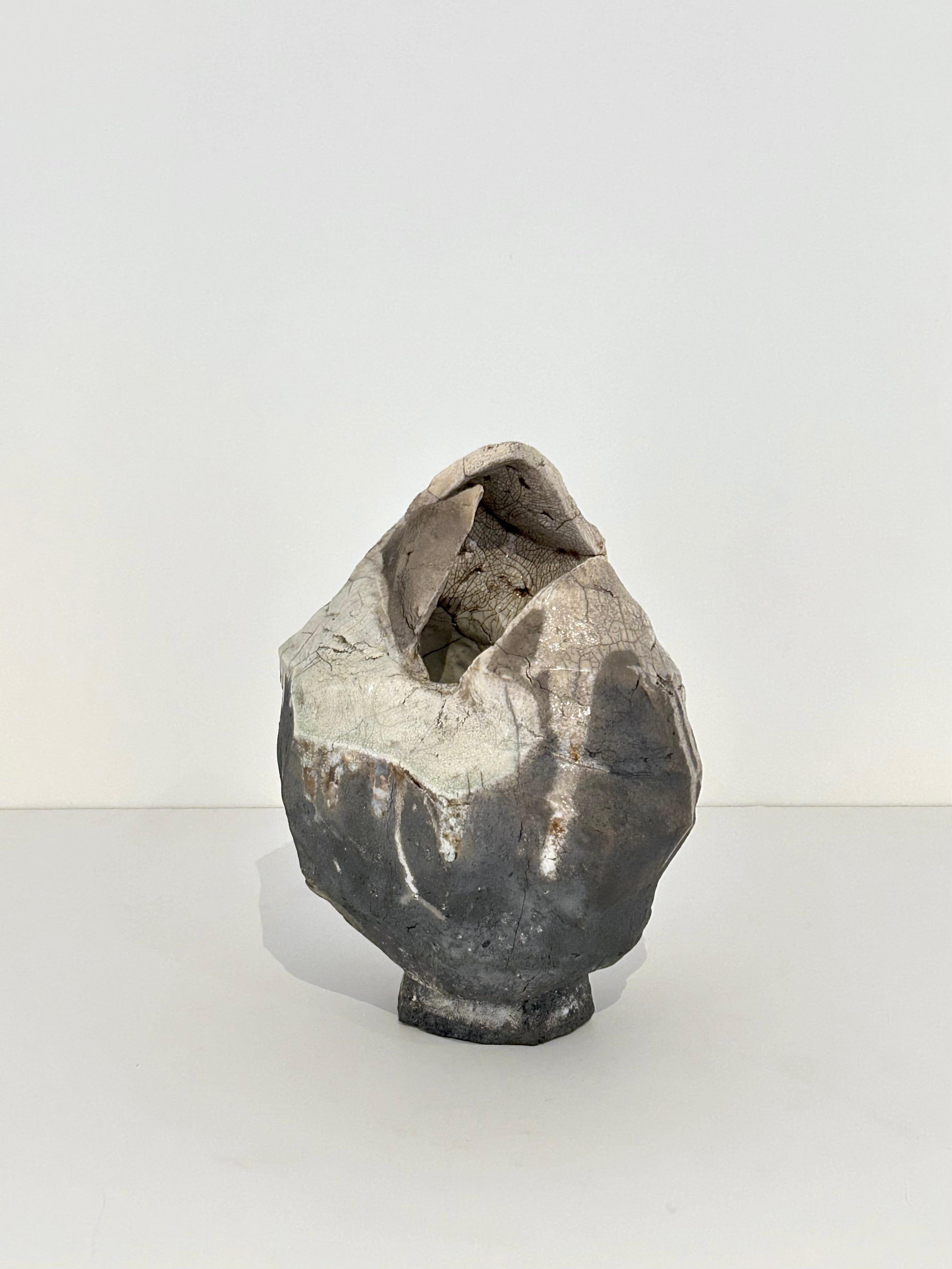Vaso smaltato crepato del ceramista danese contemporaneo Henrik Folsgaard. Il suo lavoro ricorda l'artista americano George Ohr, il cui lavoro è stato considerato un primo esempio di ceramica espressionista astratta.