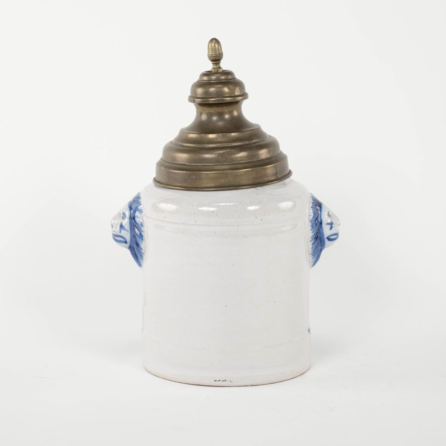 XVIIIe siècle Pot à tabac Tabac de Tonka bleu et blanc en faïence émaillée en vente