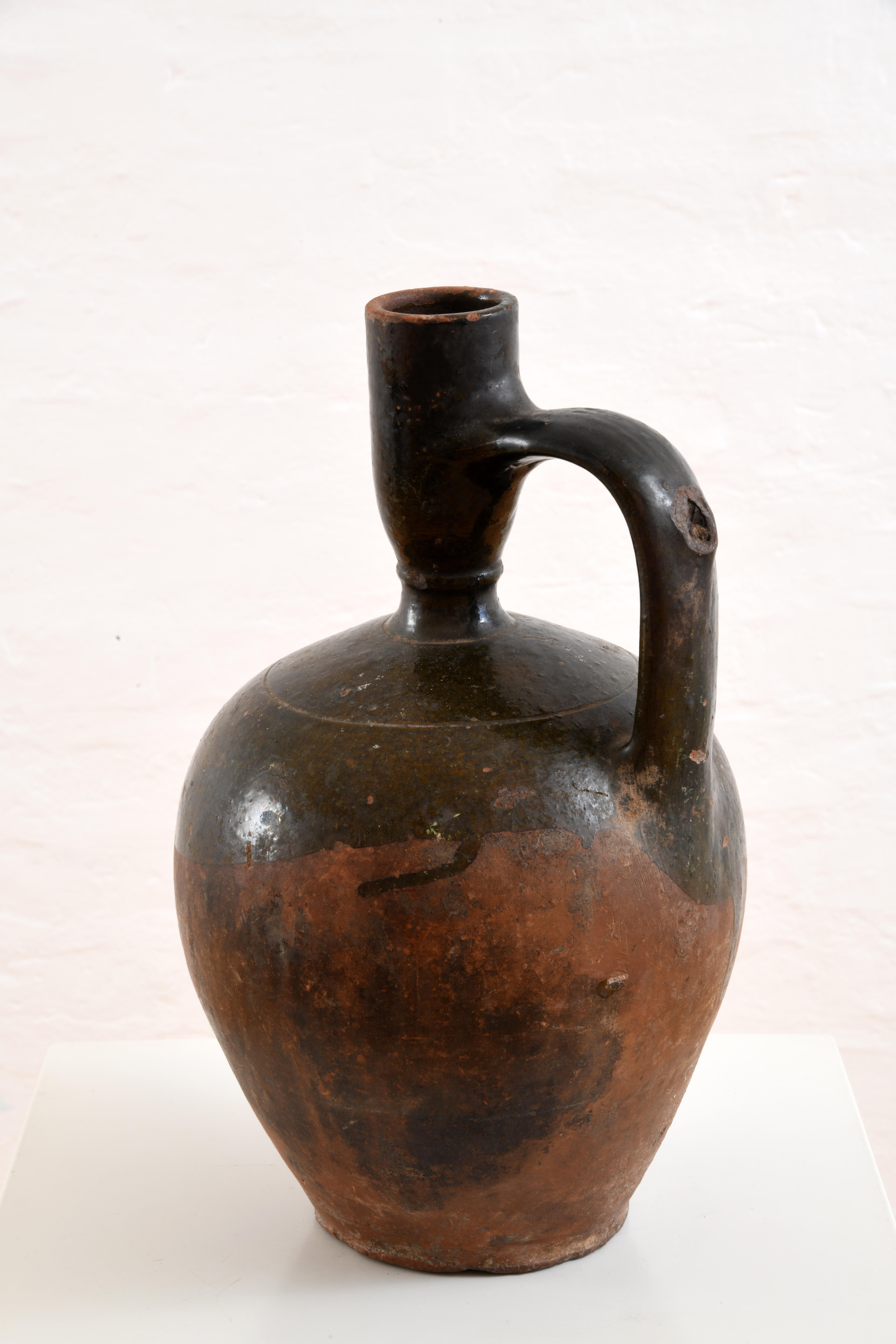 Inizio XX secolo Brocca in terracotta smaltata, Francia meridionale, inizio XX secolo in vendita