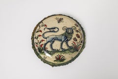 Medaillon aus glasiertem Steingut mit phantastischen Tieren von Jérôme Galvin.