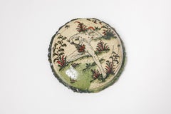 Medallón de loza vidriada, con animales fantásticos de Jérôme Galvin.