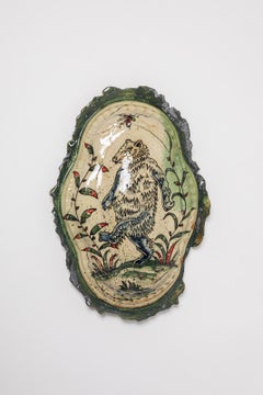 Medallón de loza vidriada, con animales fantásticos de Jérôme Galvin.