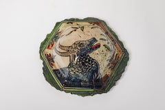 Medaillon aus glasiertem Steingut mit phantastischen Tieren von Jérôme Galvin.