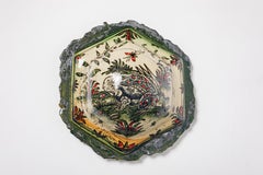 Medaillon aus glasiertem Steingut mit phantastischen Tieren von Jérôme Galvin.