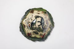 Medallón de loza vidriada, con animales fantásticos de Jérôme Galvin.