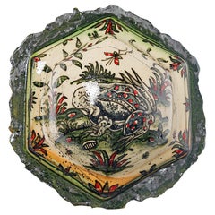 Medaillon aus glasiertem Steingut mit phantastischen Tieren von Jérôme Galvin.