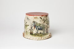 Tabouret en faïence émaillée, décoré d'un bélier par Jérôme Galvin, 2025.