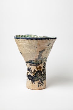 Vaso in terracotta smaltata, decorato con animali fantastici da Jerome Galvin.